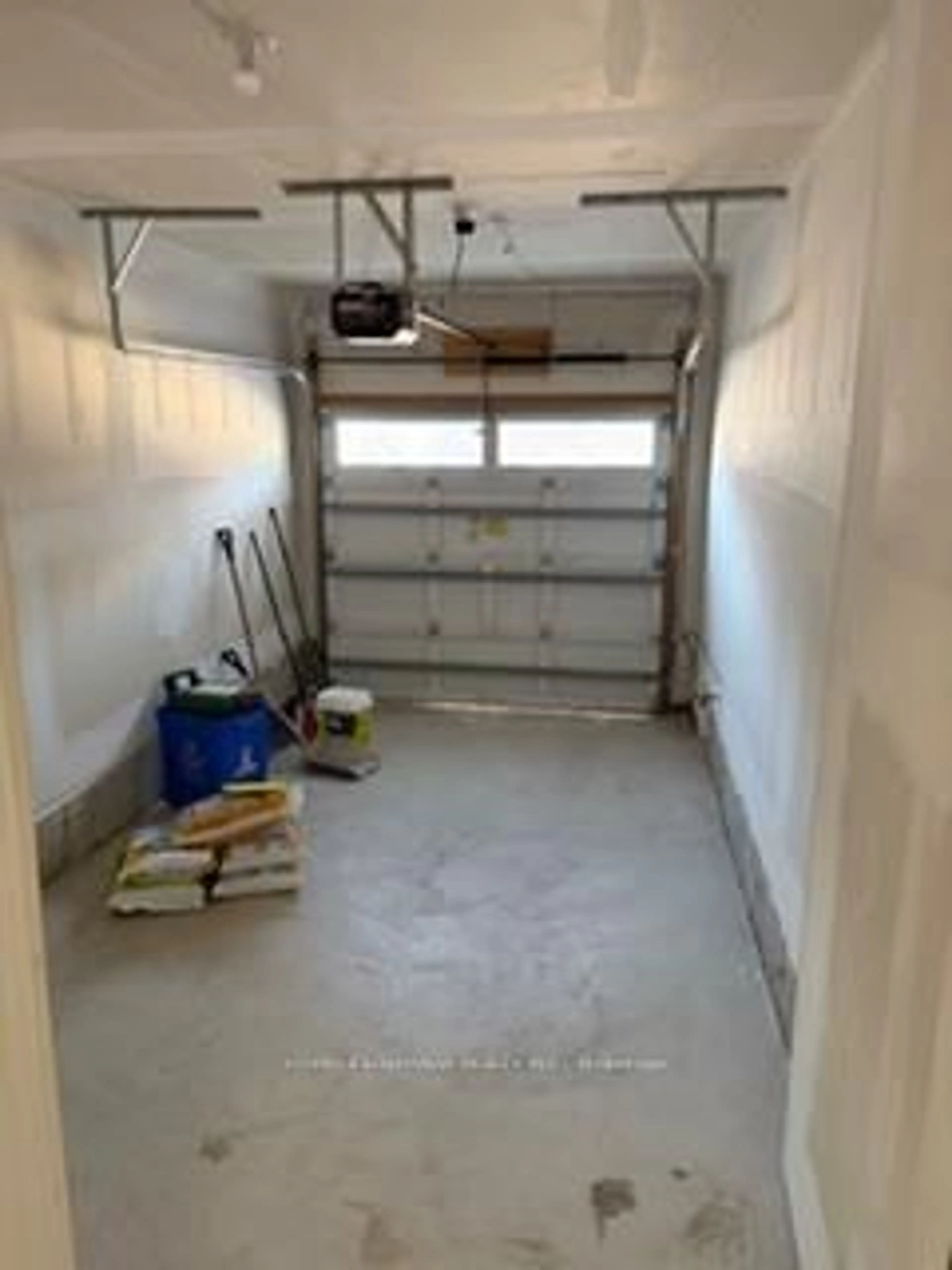 Indoor garage for 1113 Skyridge Blvd, Pickering Ontario L1X 2R2