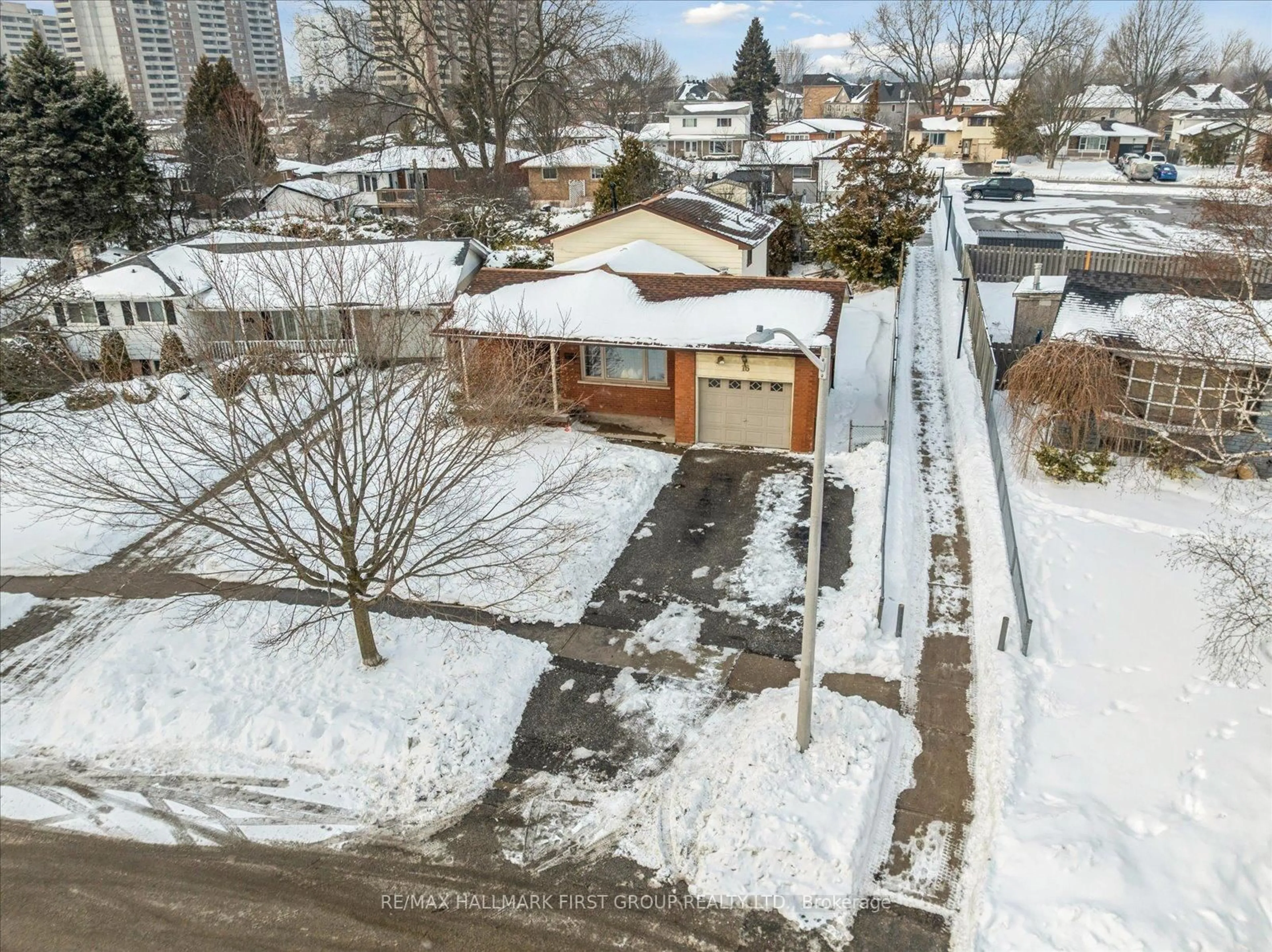 A pic from outside/outdoor area/front of a property/back of a property/a pic from drone, street for 16 Follett Crt, Ajax Ontario L1S 2W1