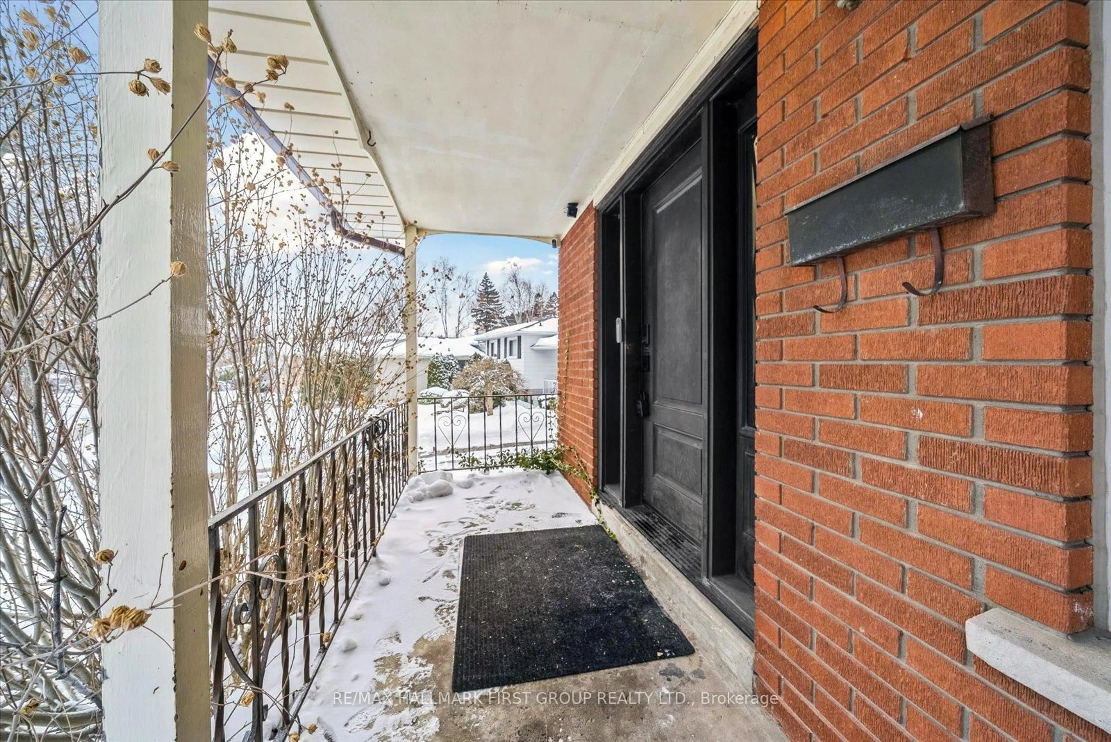 Patio, street for 16 Follett Crt, Ajax Ontario L1S 2W1