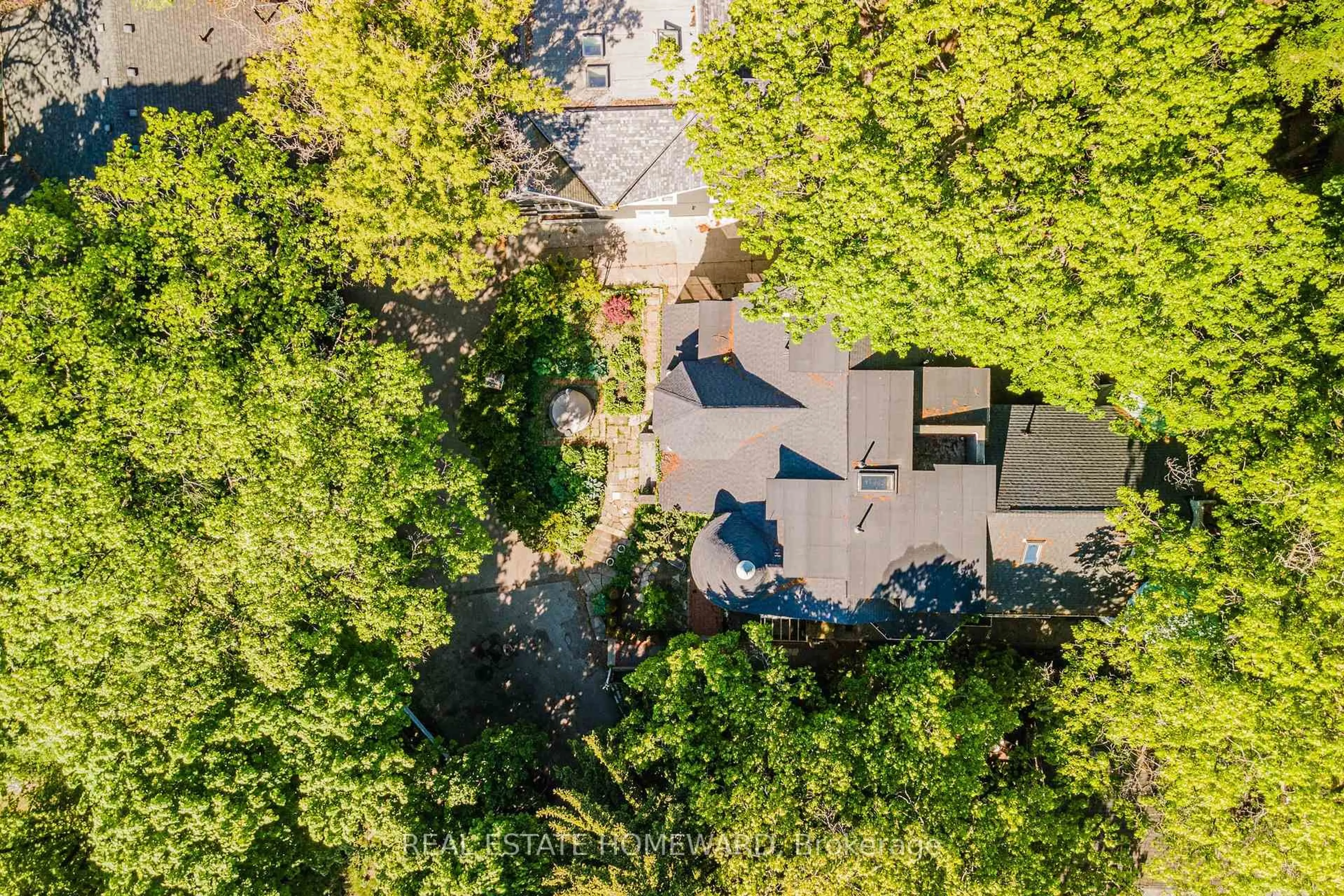 A pic from outside/outdoor area/front of a property/back of a property/a pic from drone, forest/trees view for 3025 Queen St, Toronto Ontario M1N 1A5