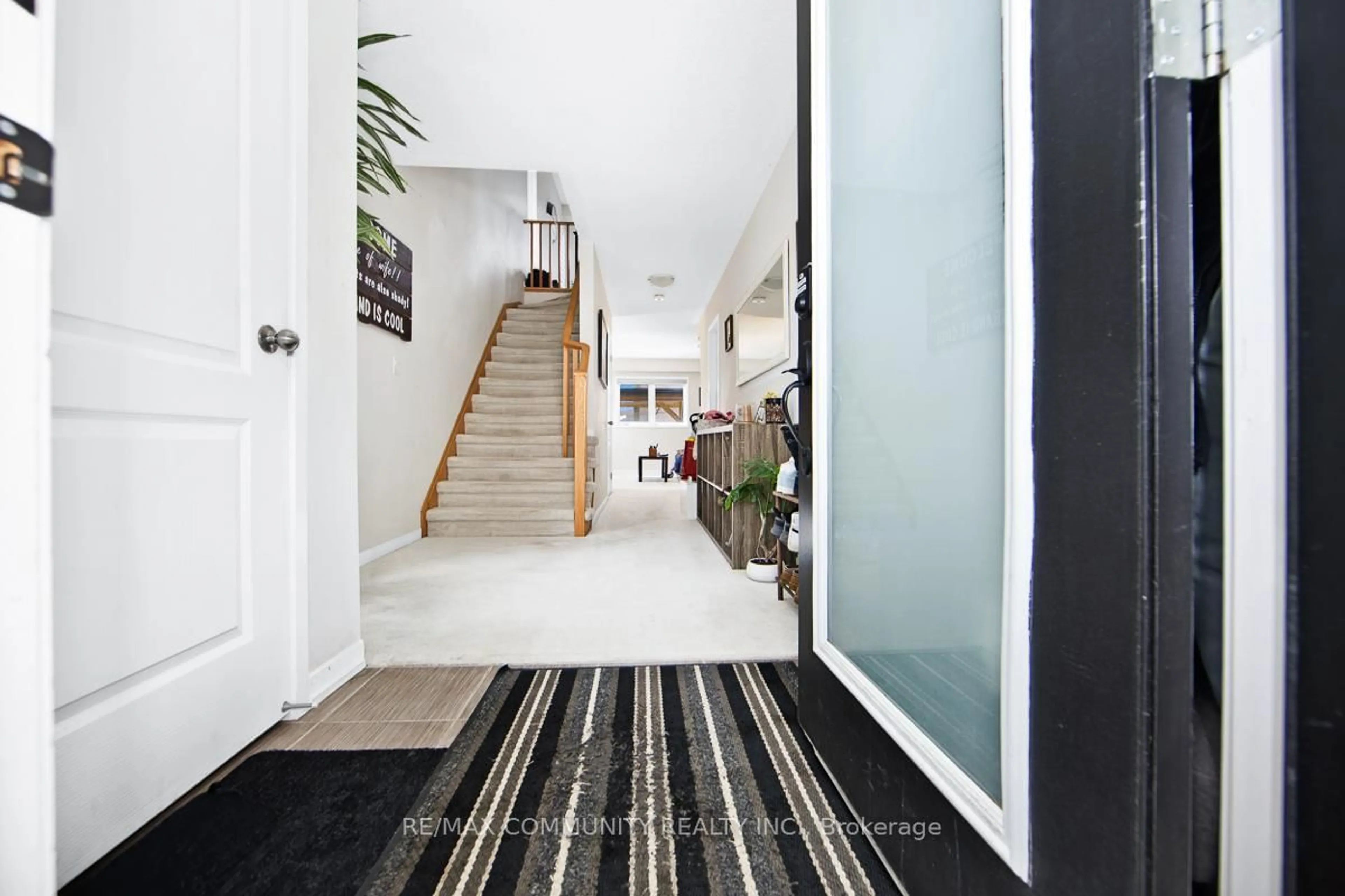 Indoor entryway for 984 Kicking Horse Path, Oshawa Ontario L1J 0B4