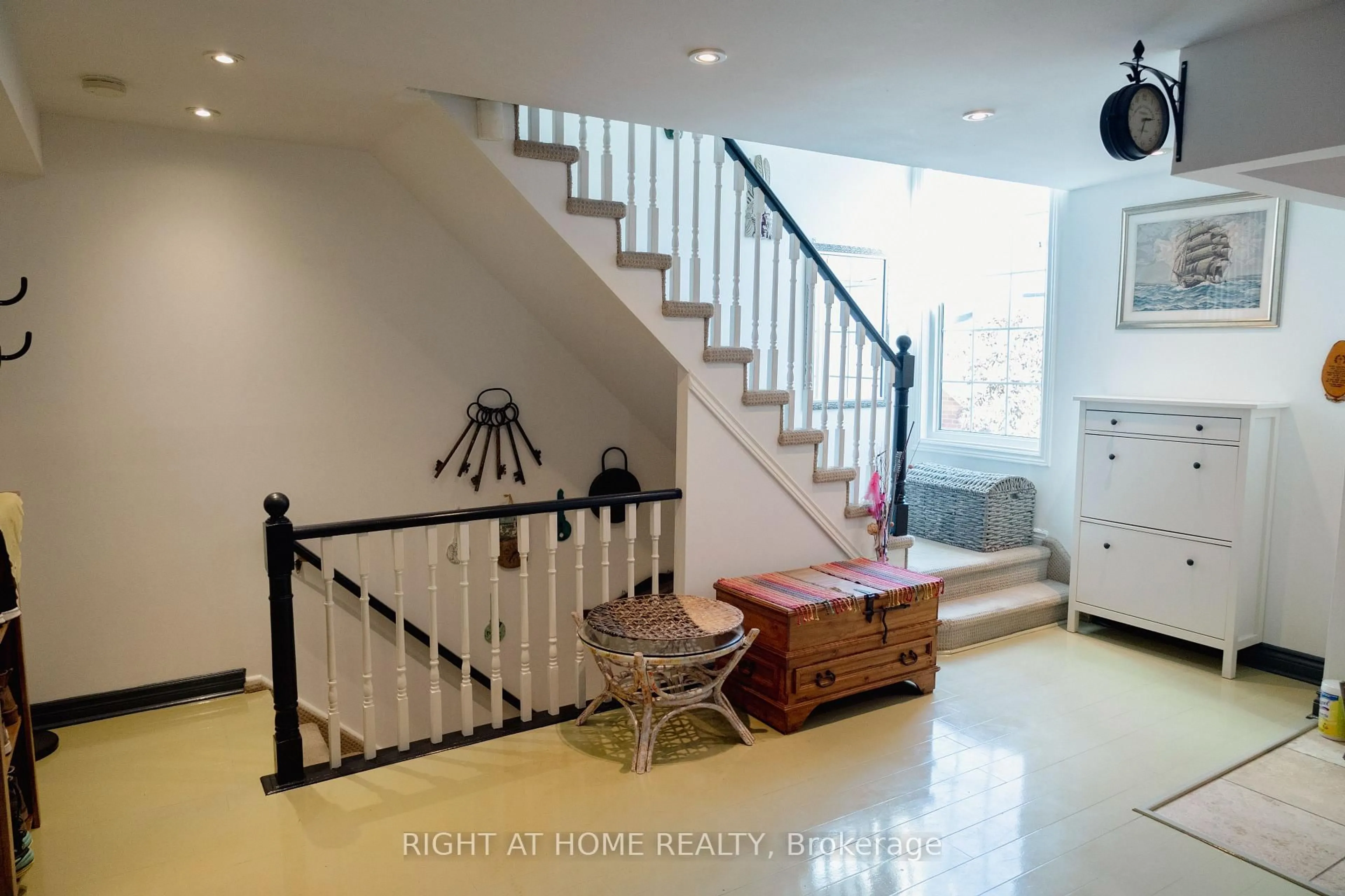 Indoor foyer for 1663 Nash Rd #D-7, Clarington Ontario L1E 1S8