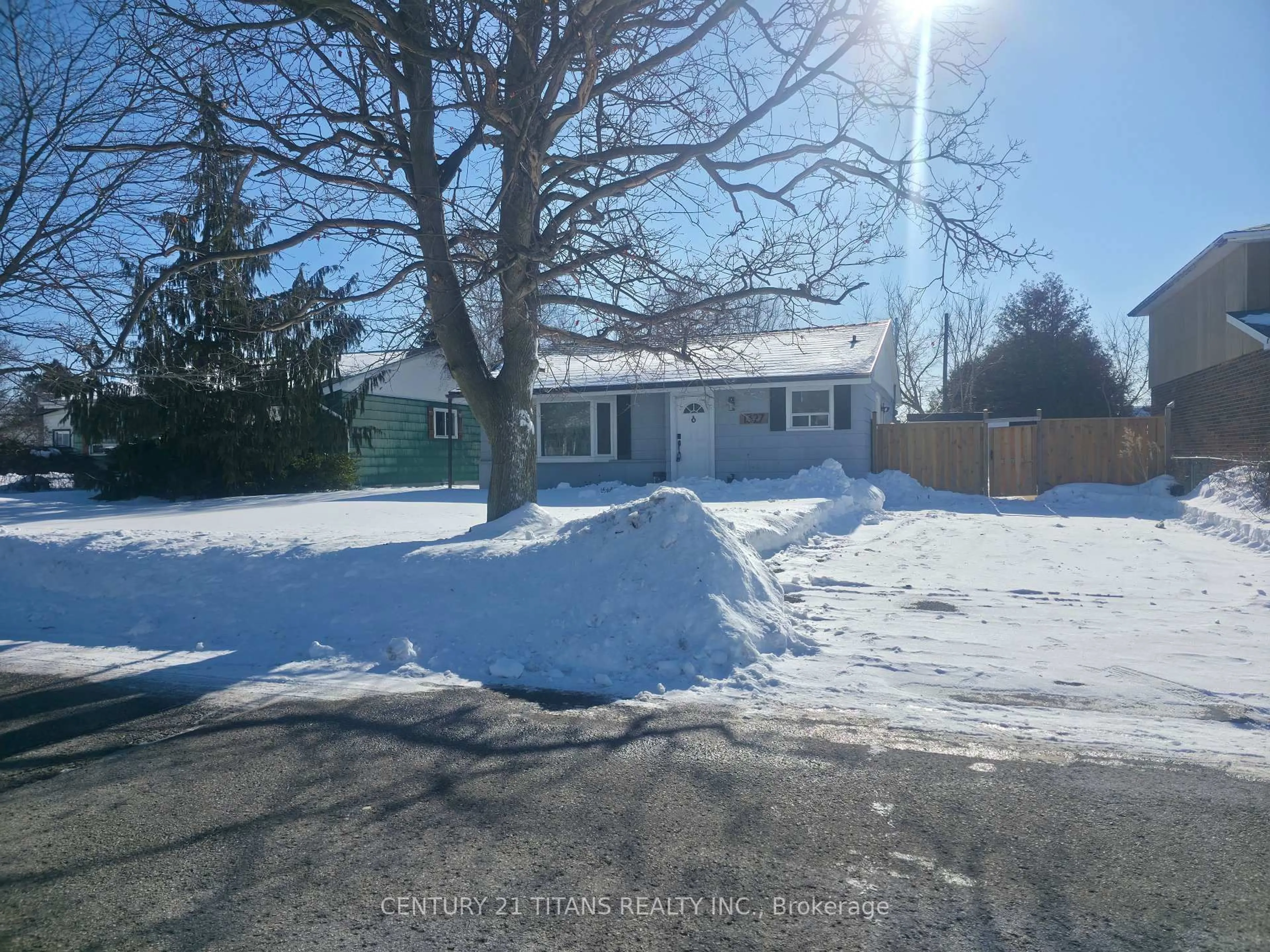 A pic from outside/outdoor area/front of a property/back of a property/a pic from drone, street for 1327 Commerce St, Pickering Ontario L1W 1E1