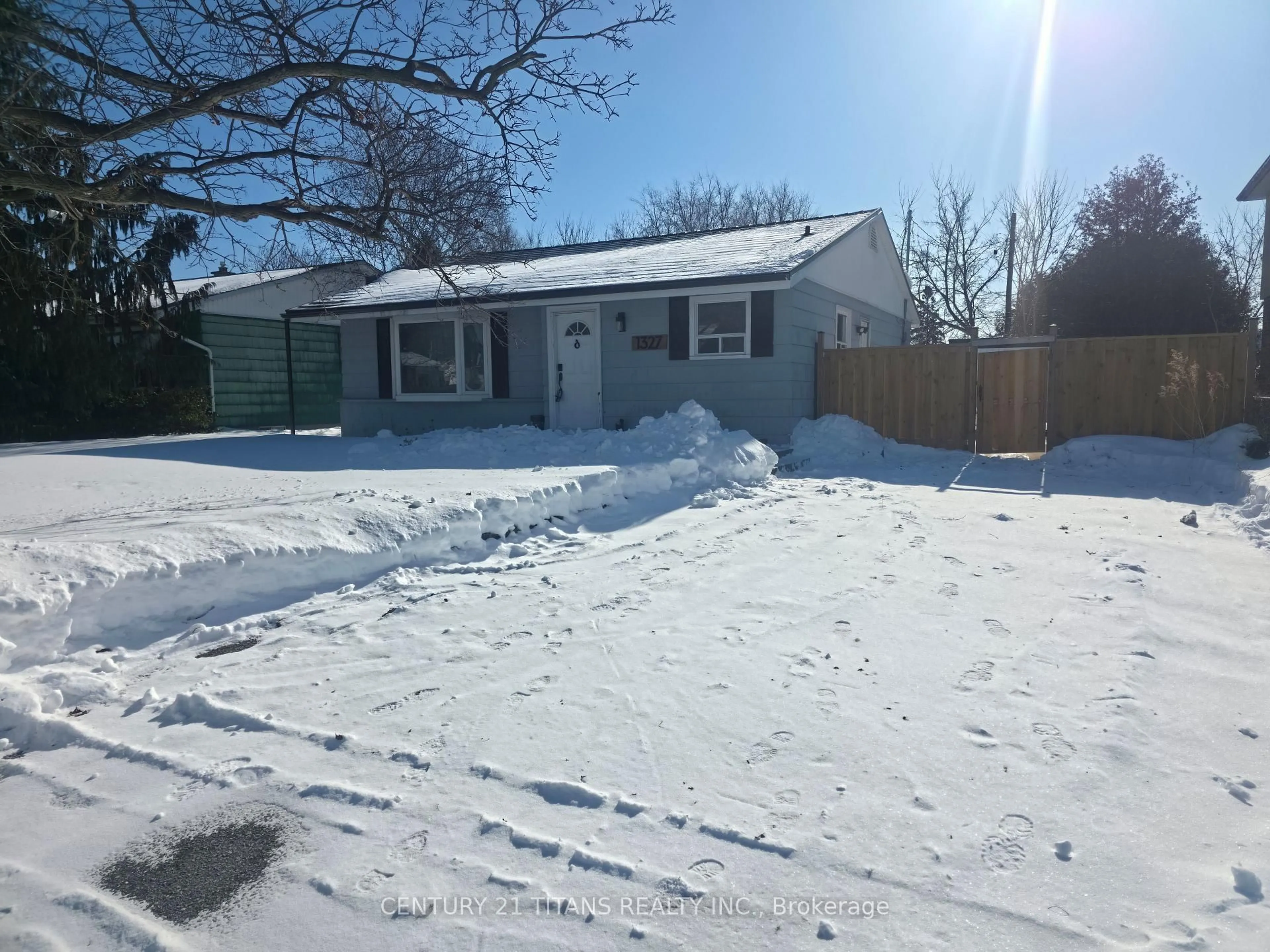 Unknown for 1327 Commerce St, Pickering Ontario L1W 1E1