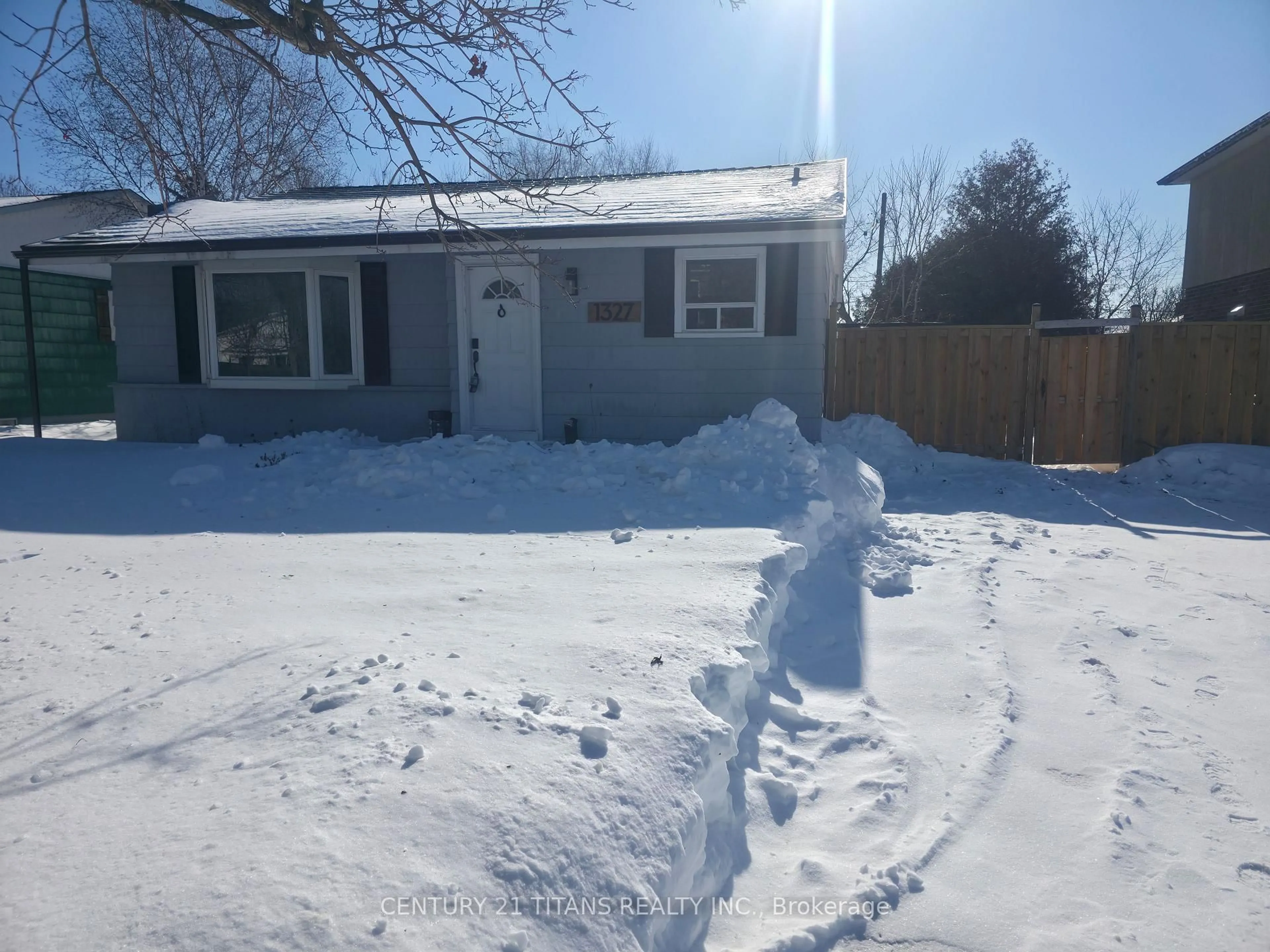 Shed for 1327 Commerce St, Pickering Ontario L1W 1E1