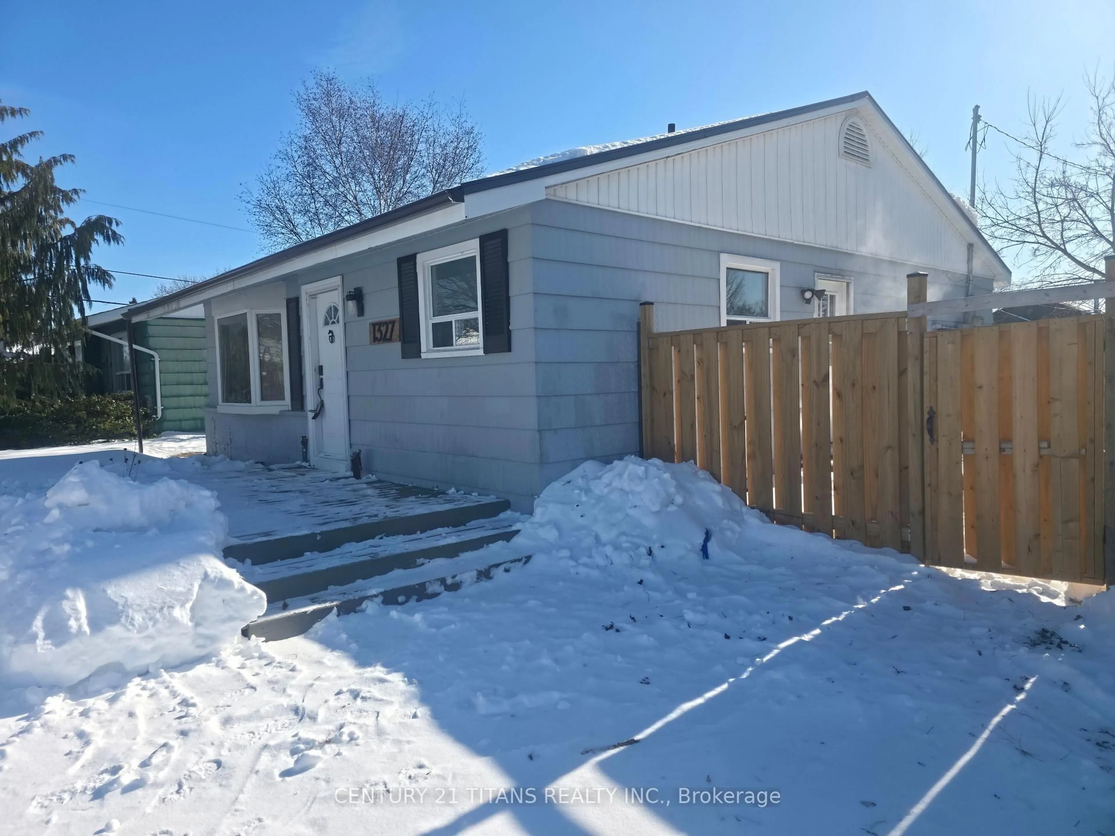 Unknown for 1327 Commerce St, Pickering Ontario L1W 1E1