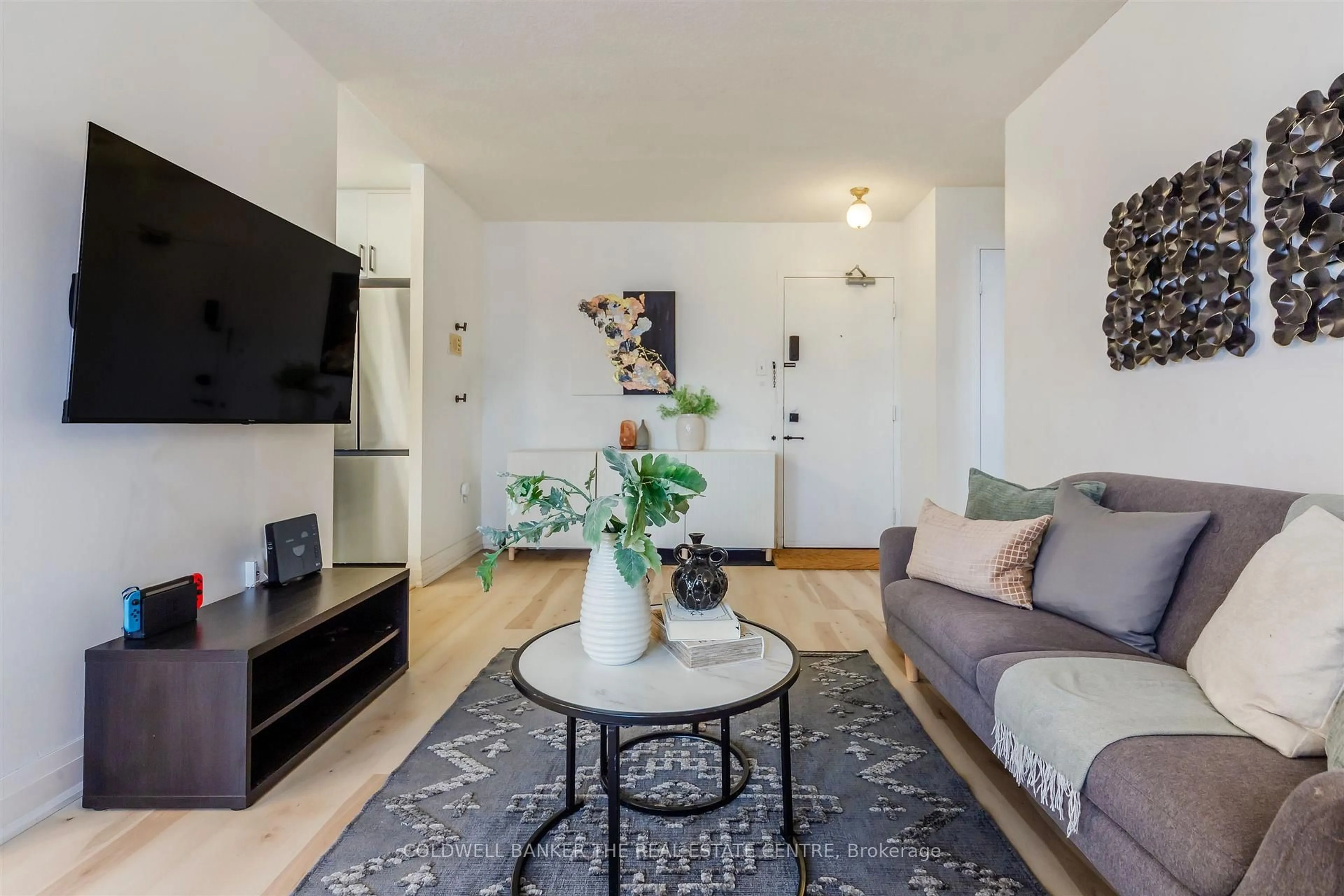 Living room with furniture, unknown for 100 Dundalk Dr #1006, Toronto Ontario M1P 4V2