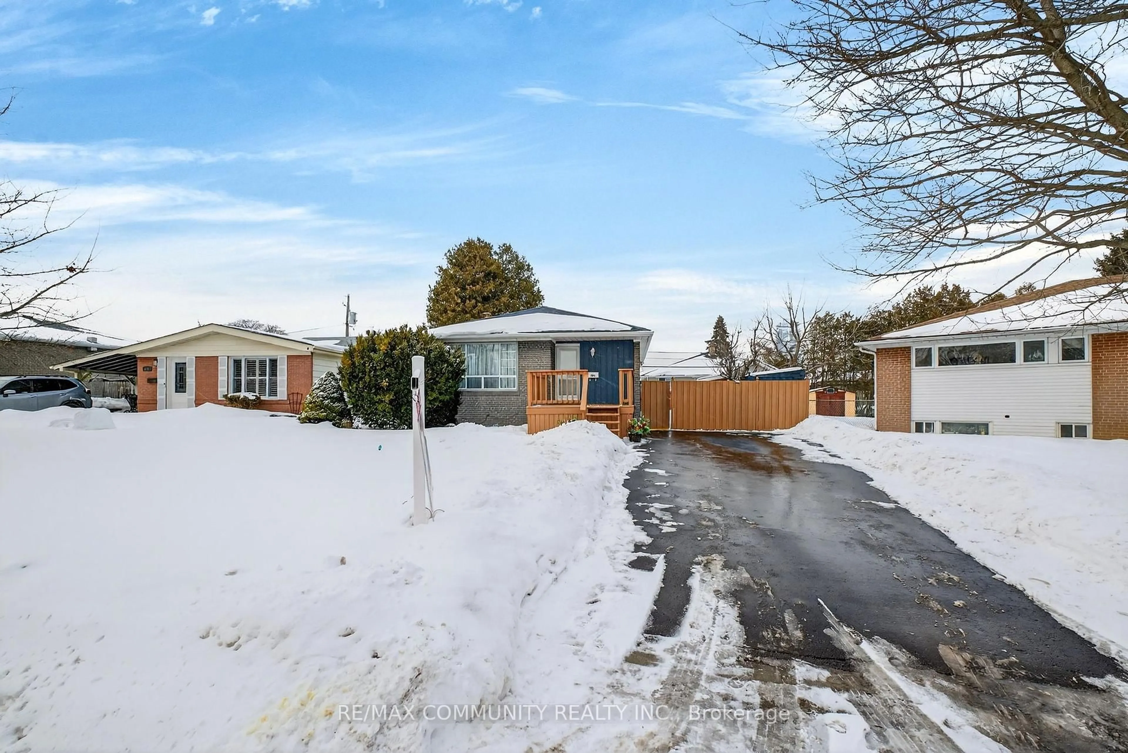 A pic from outside/outdoor area/front of a property/back of a property/a pic from drone, street for 855 Zator Ave, Pickering Ontario L1W 1Y2