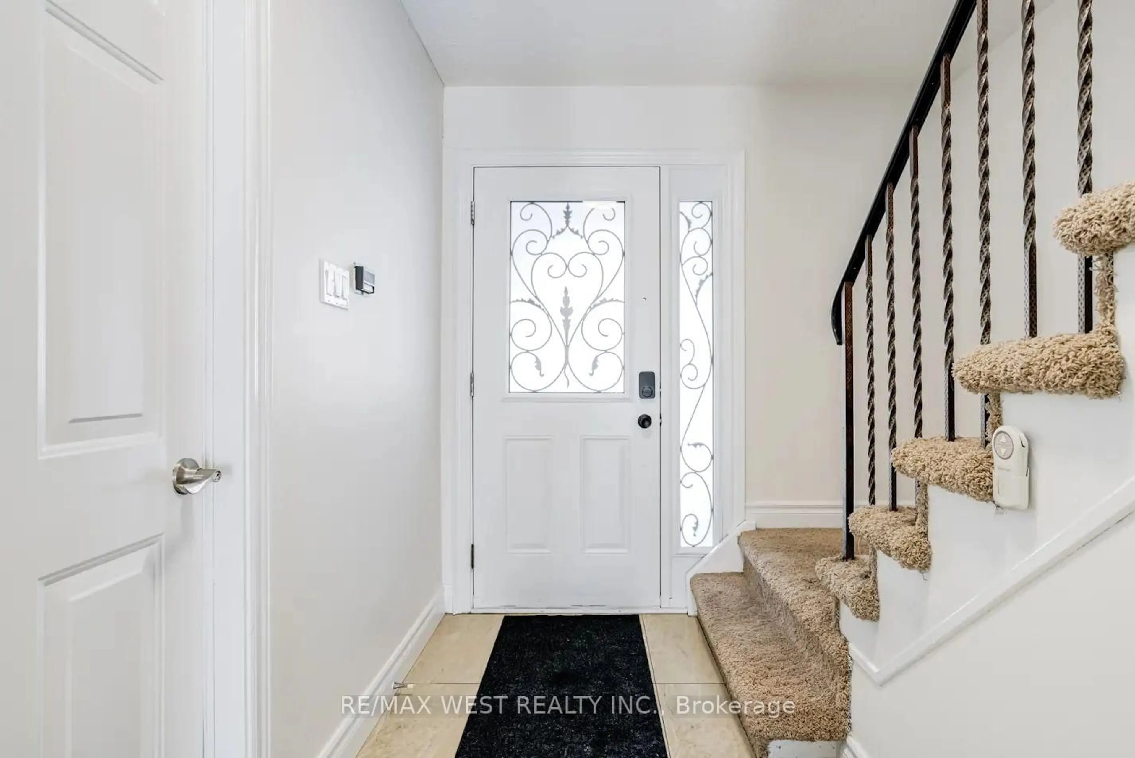 Indoor entryway for 34 Dundalk Dr #5, Toronto Ontario M1P 4W3
