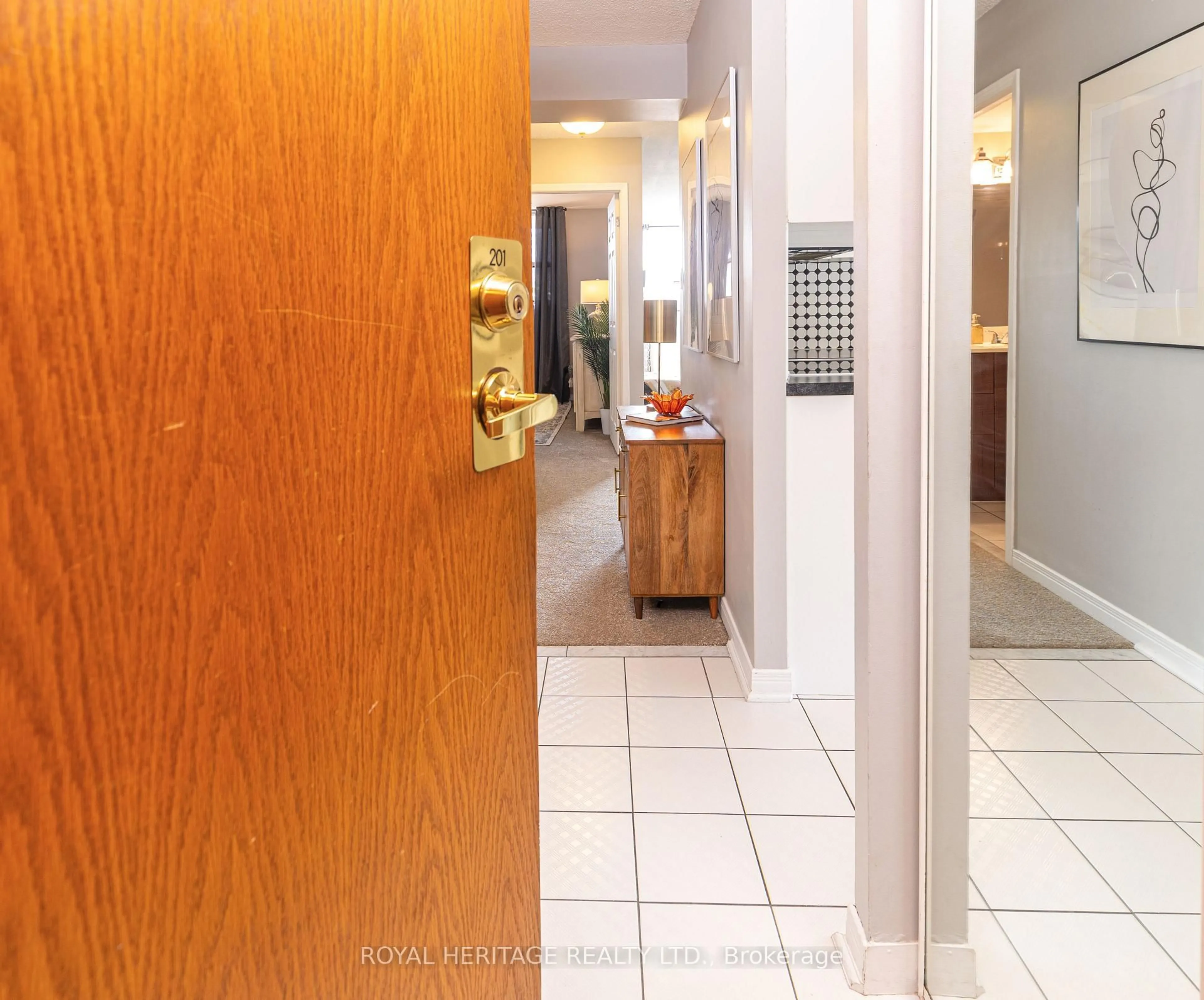 Indoor foyer for 80 Athol St #201, Oshawa Ontario L1H 8B7