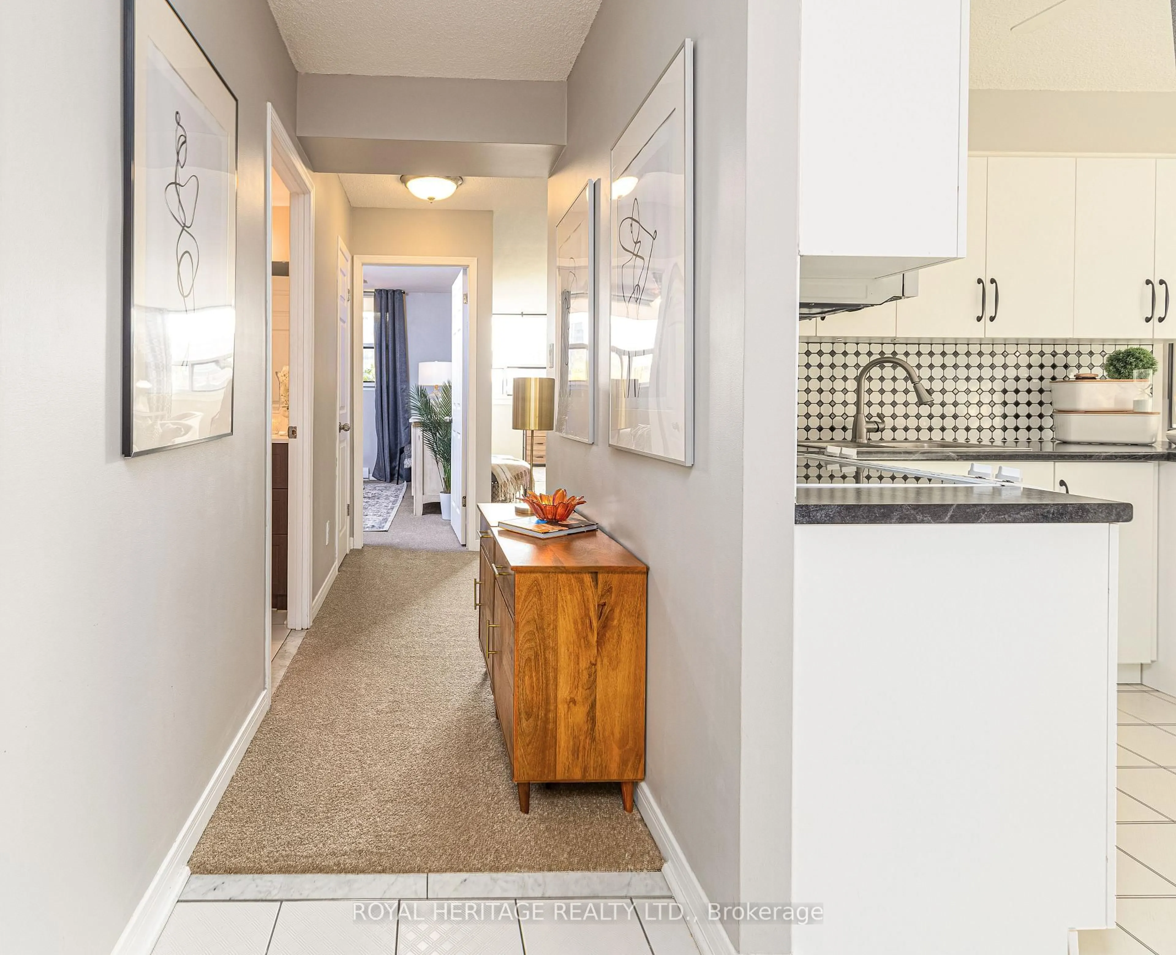 Indoor entryway for 80 Athol St #201, Oshawa Ontario L1H 8B7