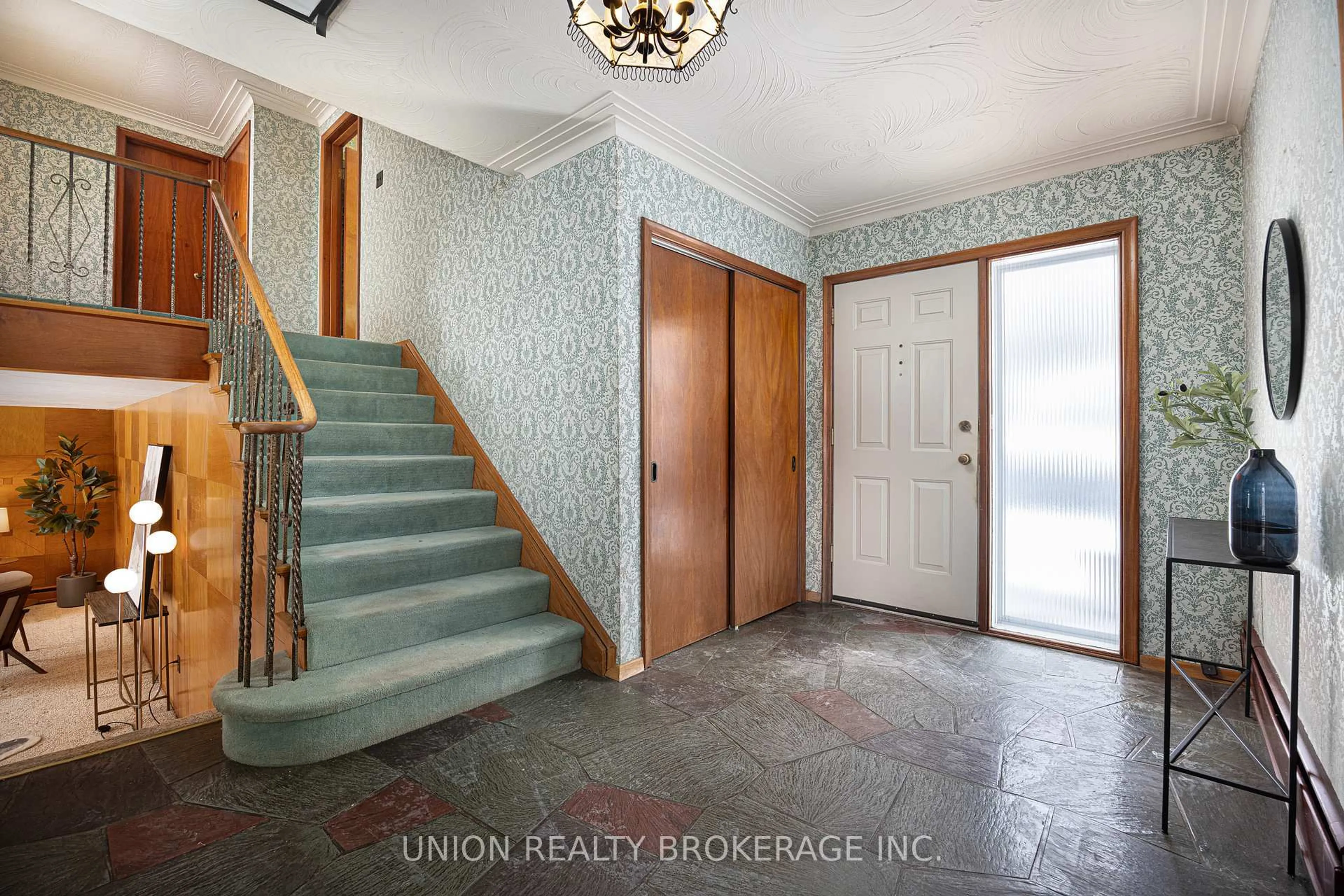 Indoor entryway for 53 Long Cres, Toronto Ontario M4E 1N8