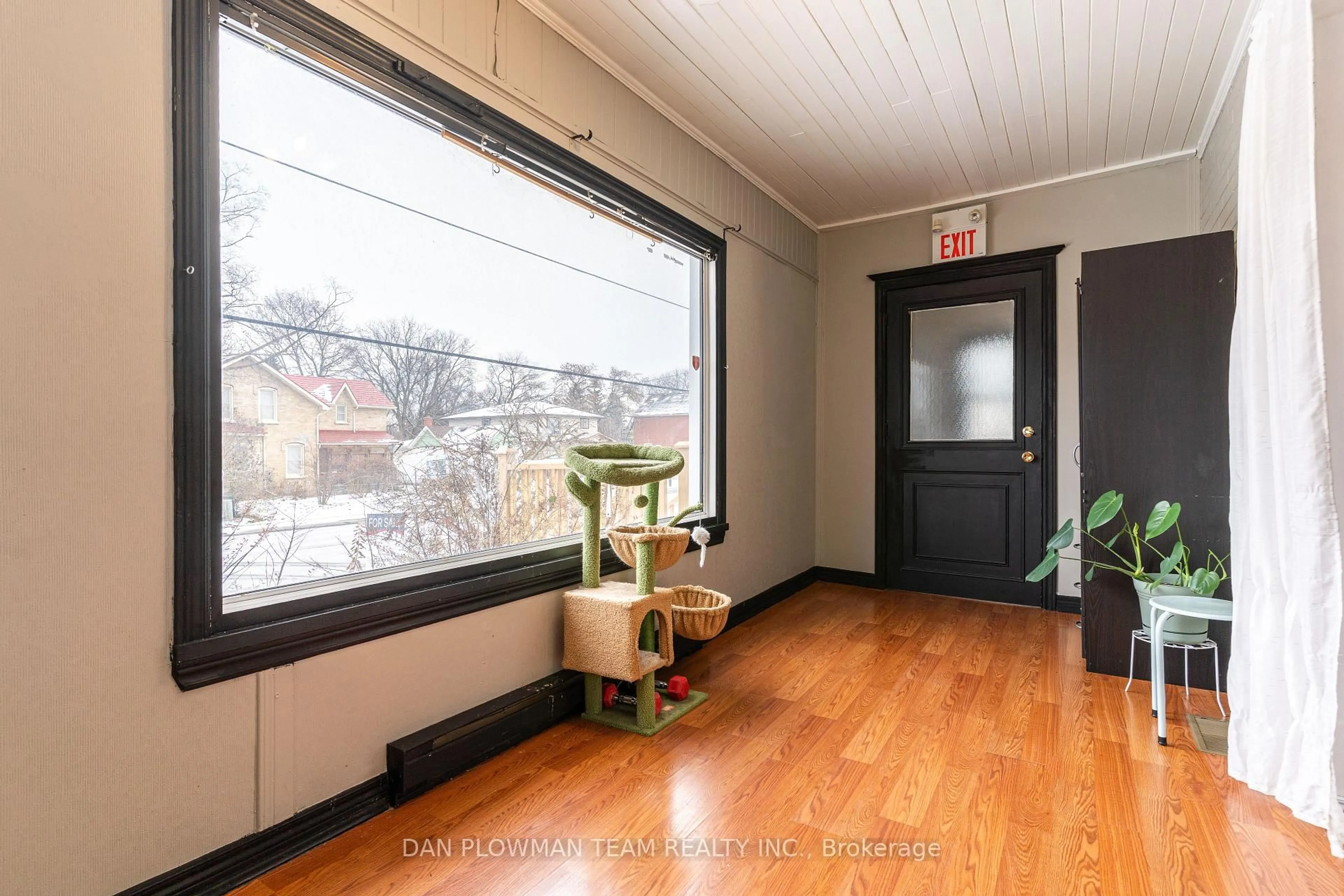 Indoor foyer for 62 Park Rd, Oshawa Ontario L1J 4G9