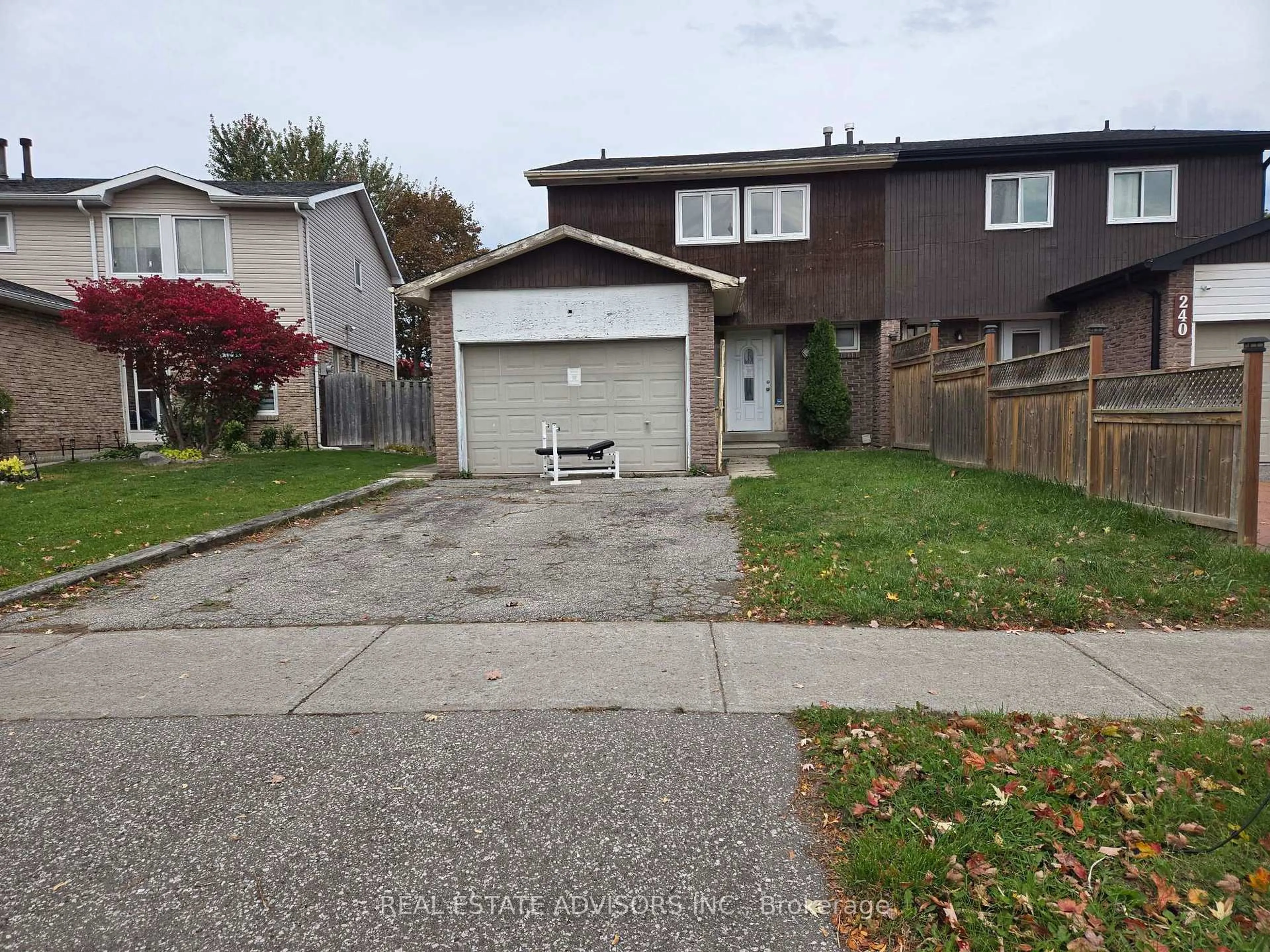 A pic from outside/outdoor area/front of a property/back of a property/a pic from drone, street for 238 Braymore Blvd, Toronto Ontario M1B 2G8