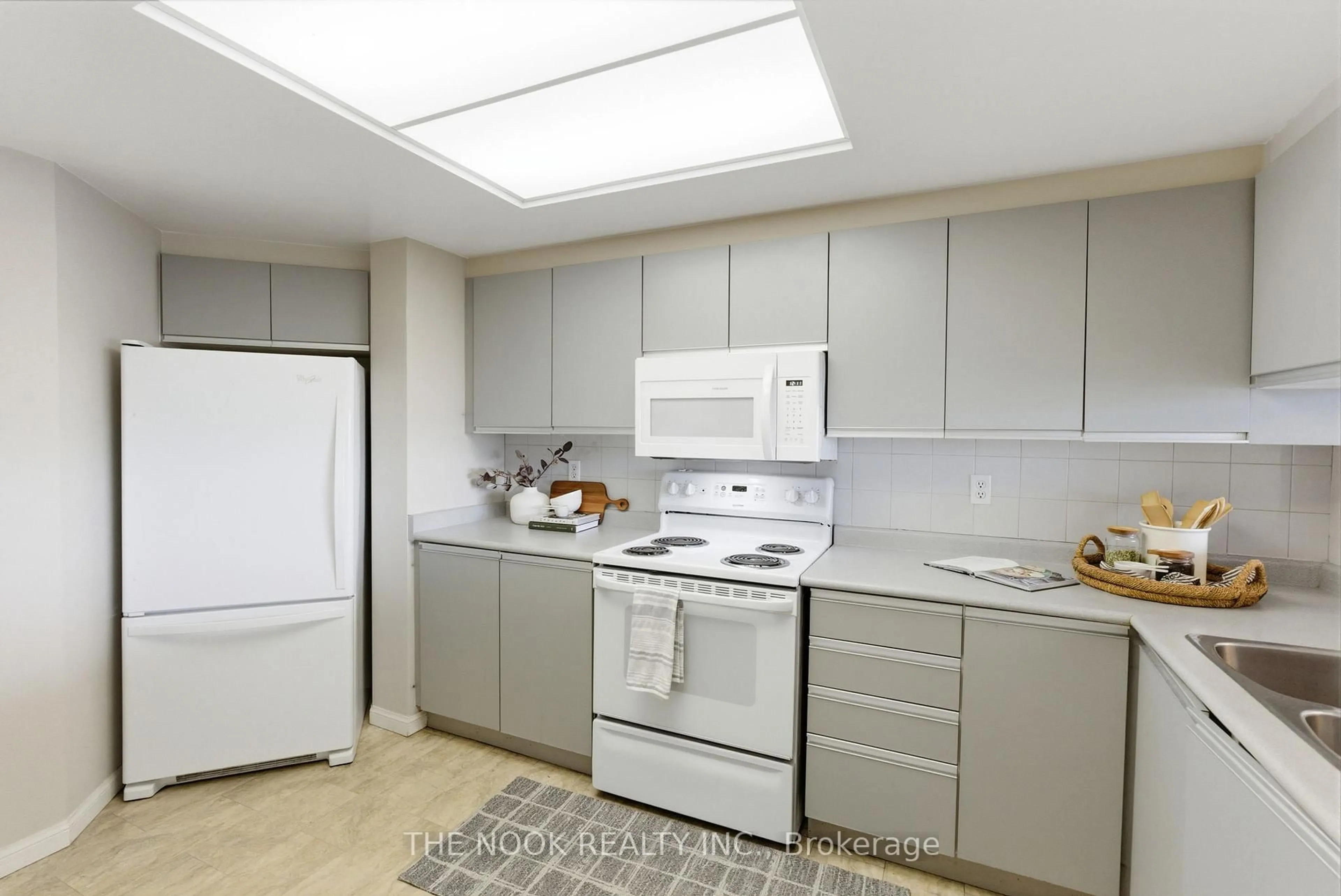 Standard kitchen, unknown for 712 Rossland Rd #608, Whitby Ontario L1N 9E8