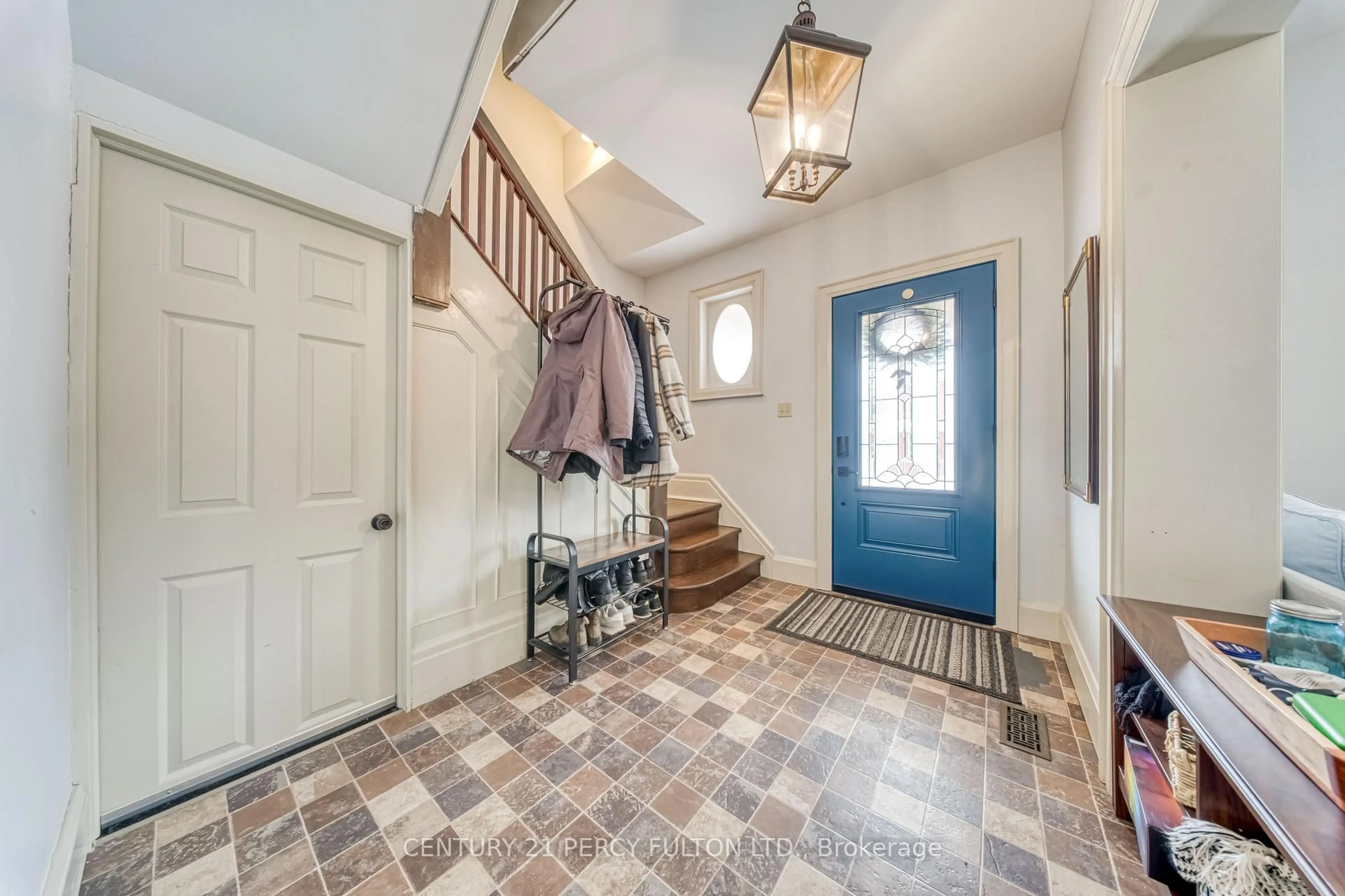 Indoor entryway for 70 Drew St, Oshawa Ontario L1H 5A3