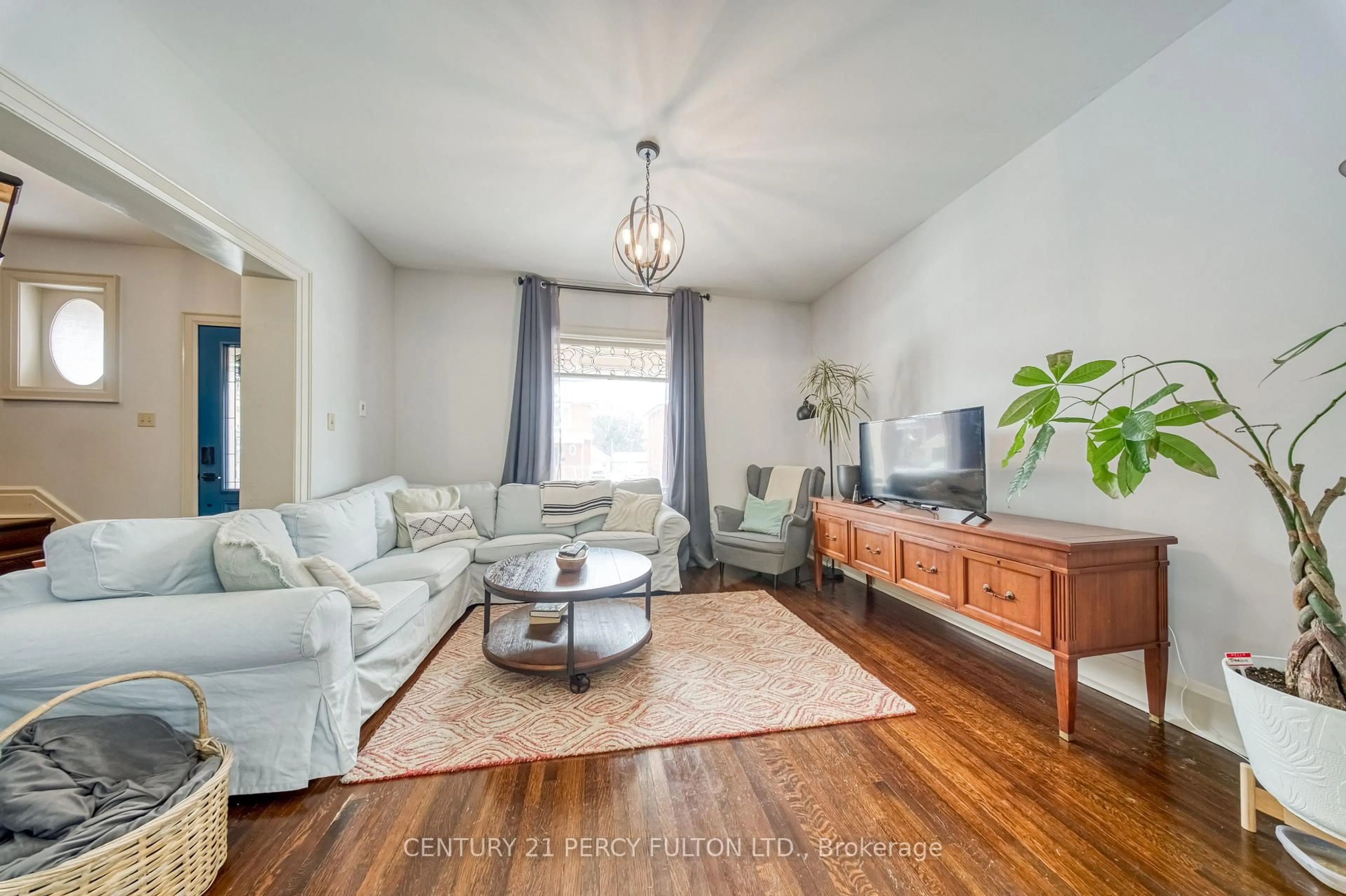 Living room with furniture, wood/laminate floor for 70 Drew St, Oshawa Ontario L1H 5A3