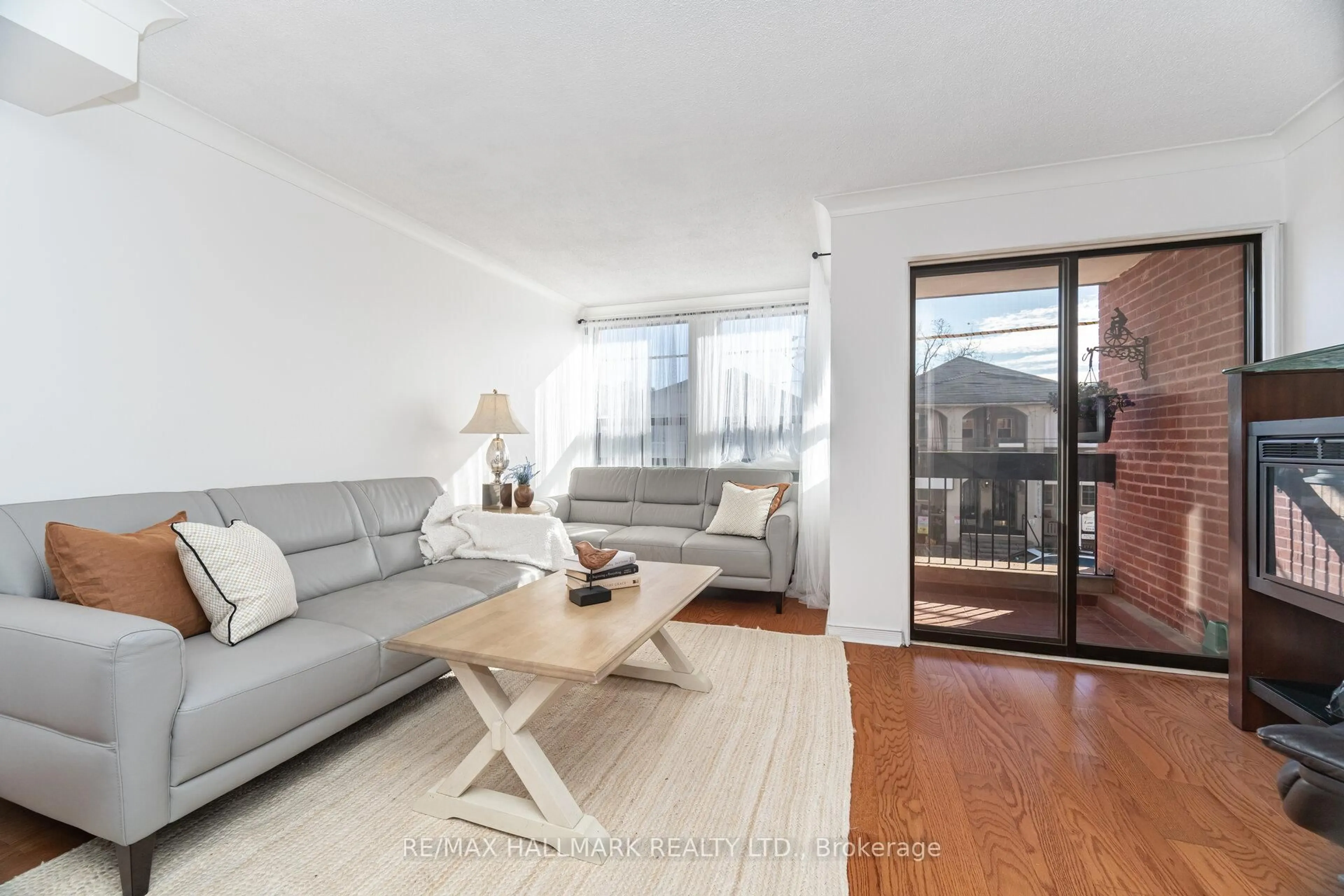 Living room with furniture, wood/laminate floor for 2112 Queen St ##10, Toronto Ontario M4E 1E2