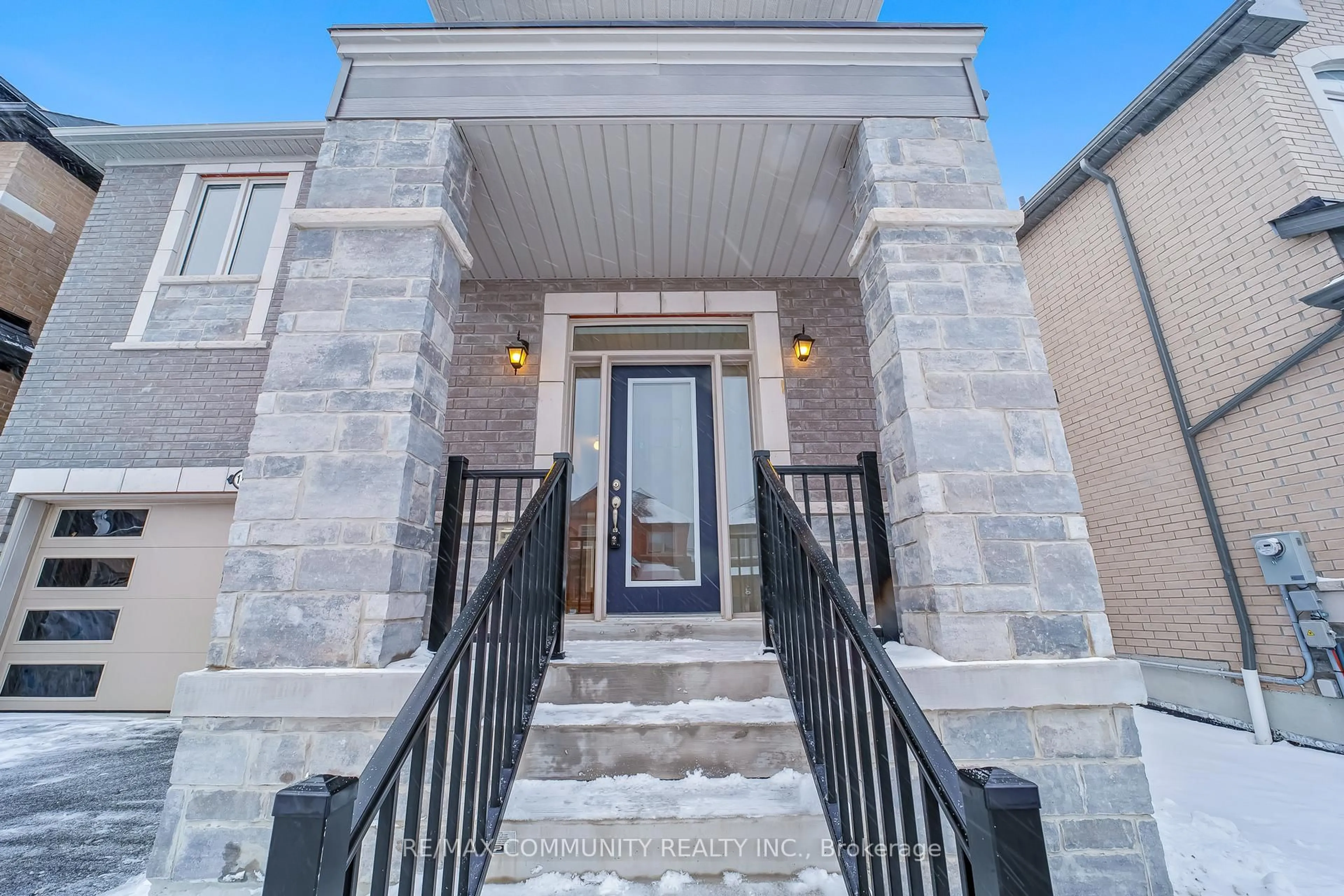 Indoor entryway for 1150 Skyridge Blvd, Pickering Ontario L1X 0M4