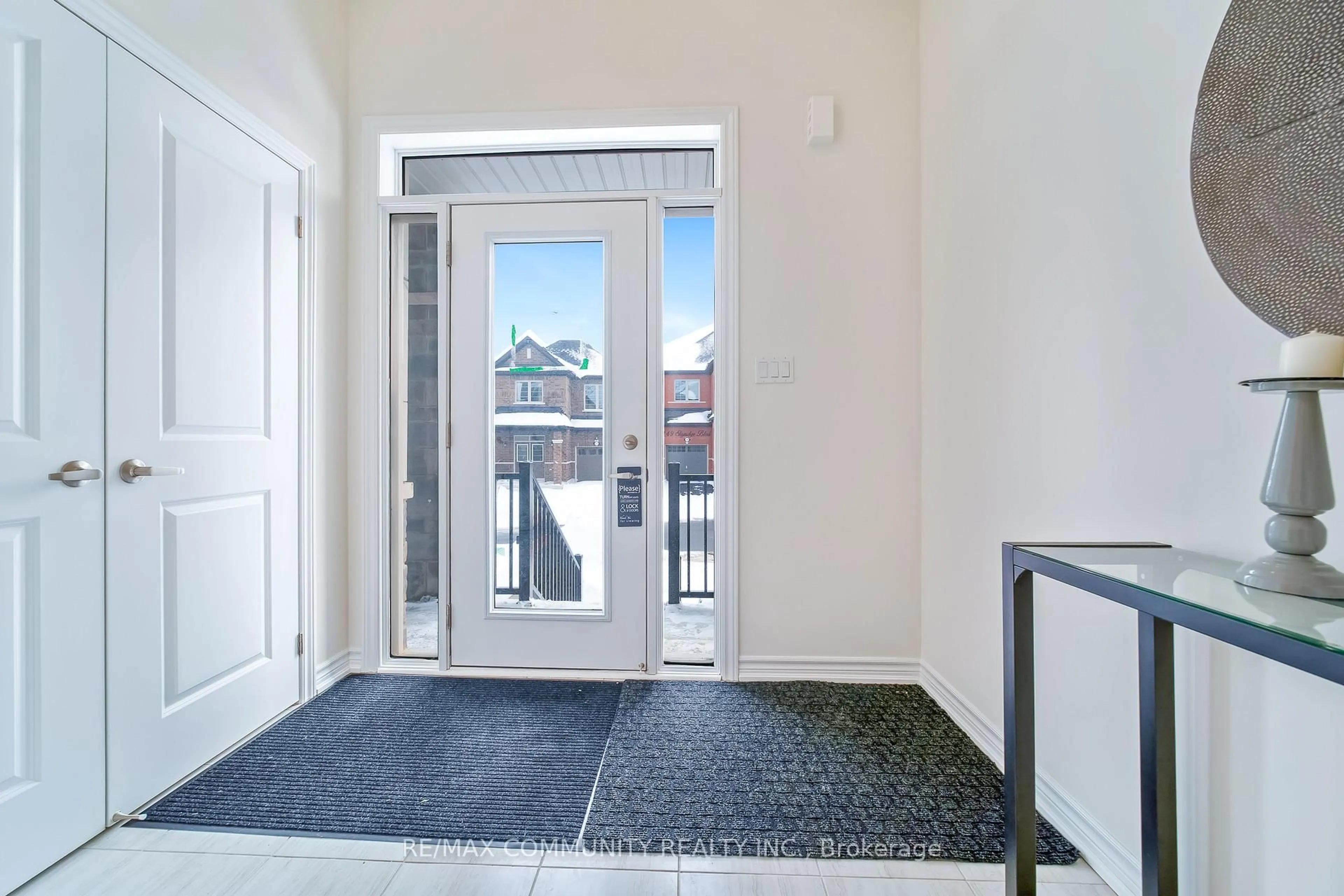 Indoor entryway for 1150 Skyridge Blvd, Pickering Ontario L1X 0M4