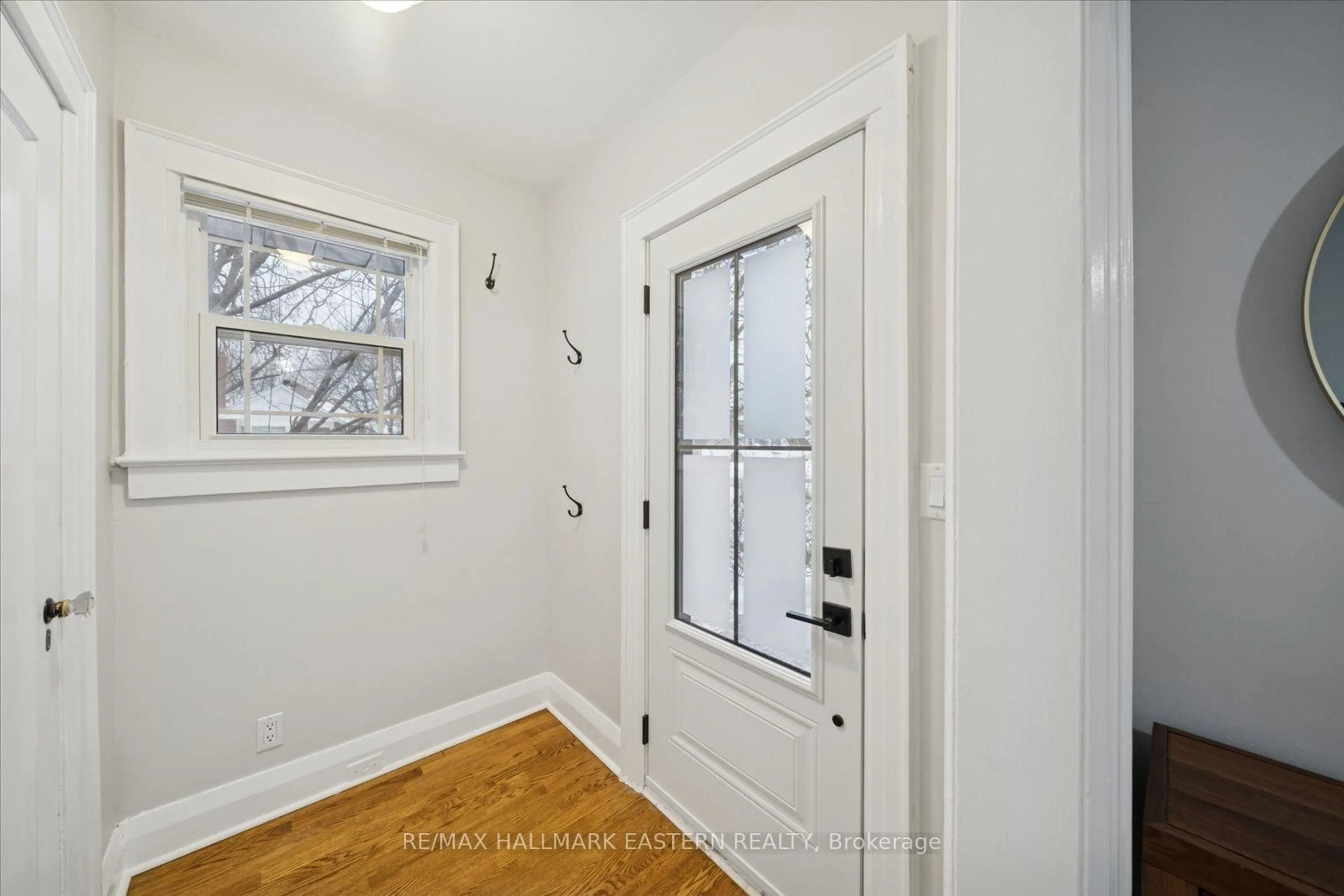 Indoor entryway for 84 Cadillac Ave, Oshawa Ontario L1H 5Z2