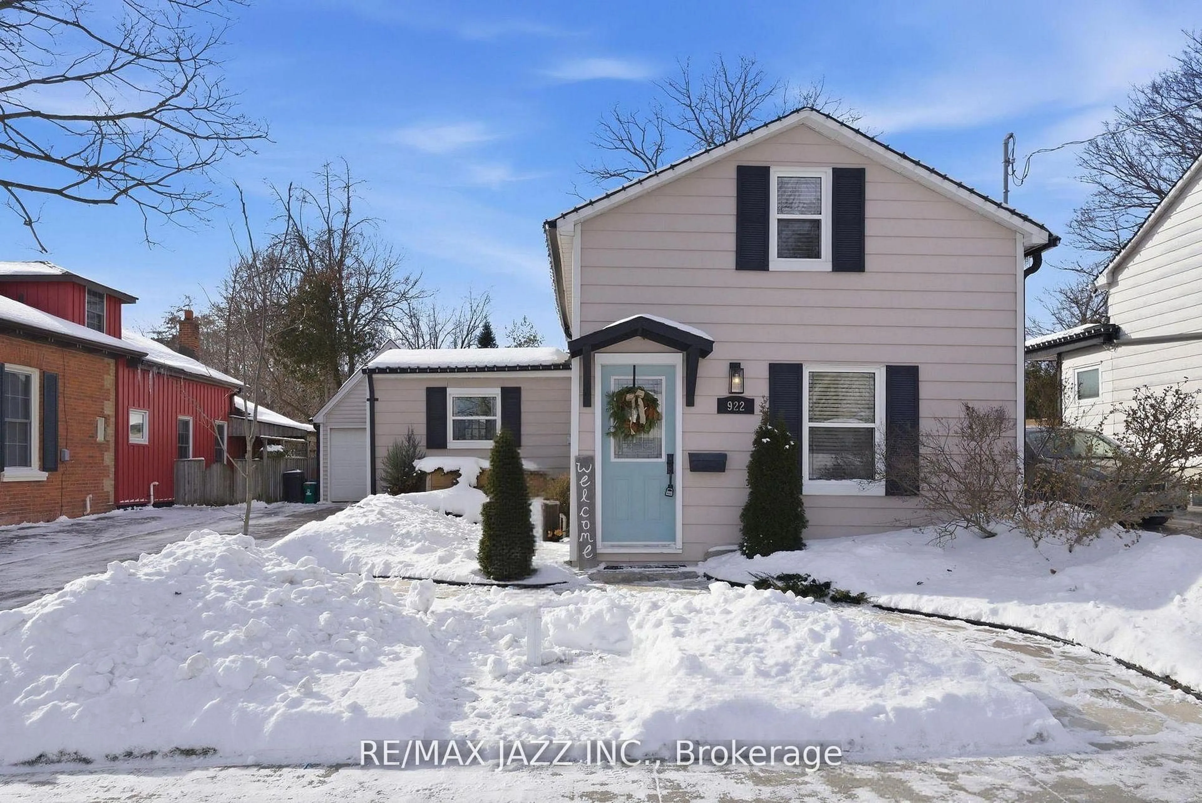 Home with vinyl exterior material, street for 922 Byron St, Whitby Ontario L1N 4R9