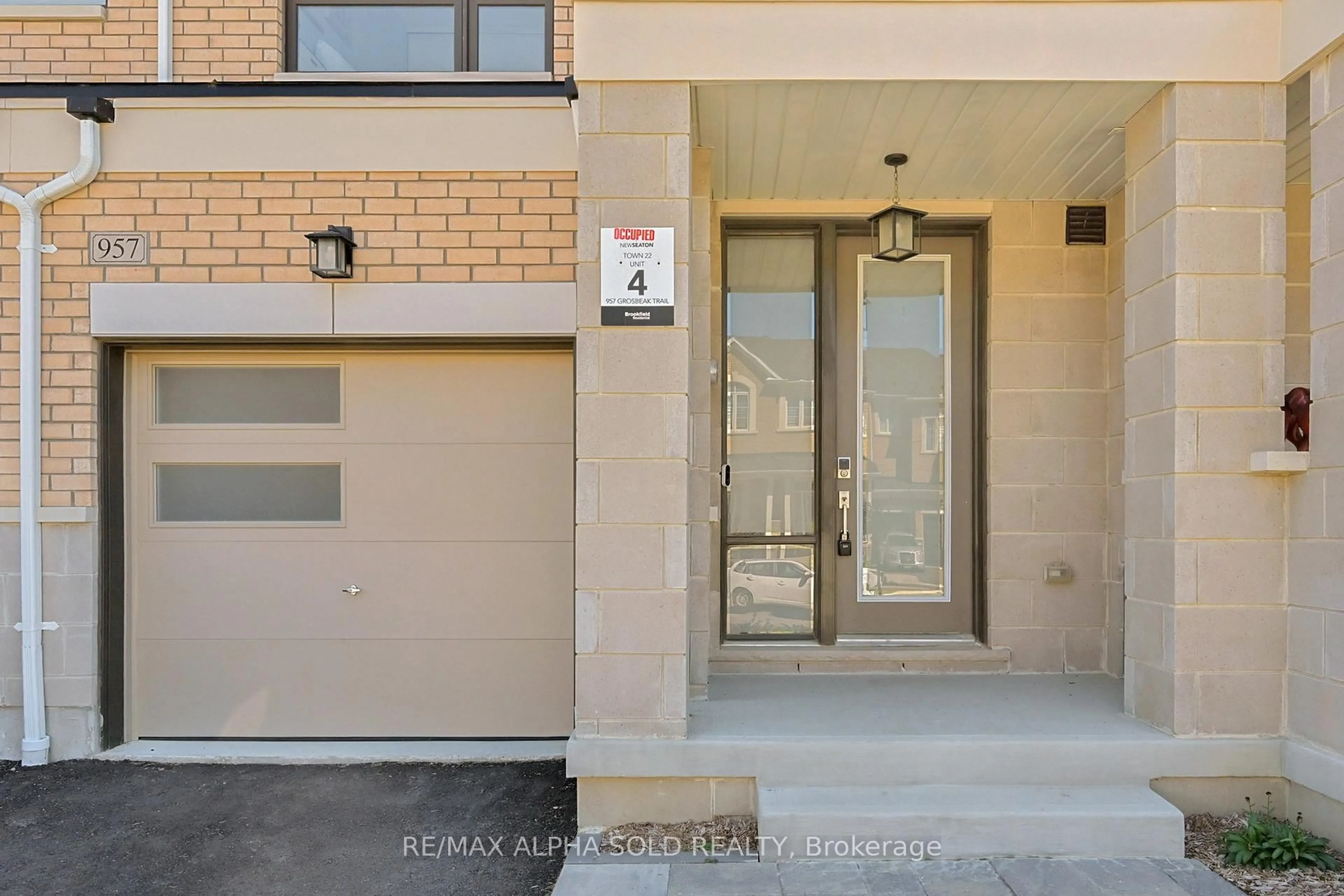 Indoor entryway for 957 Grosbeak Tr, Pickering Ontario L1X 0P6