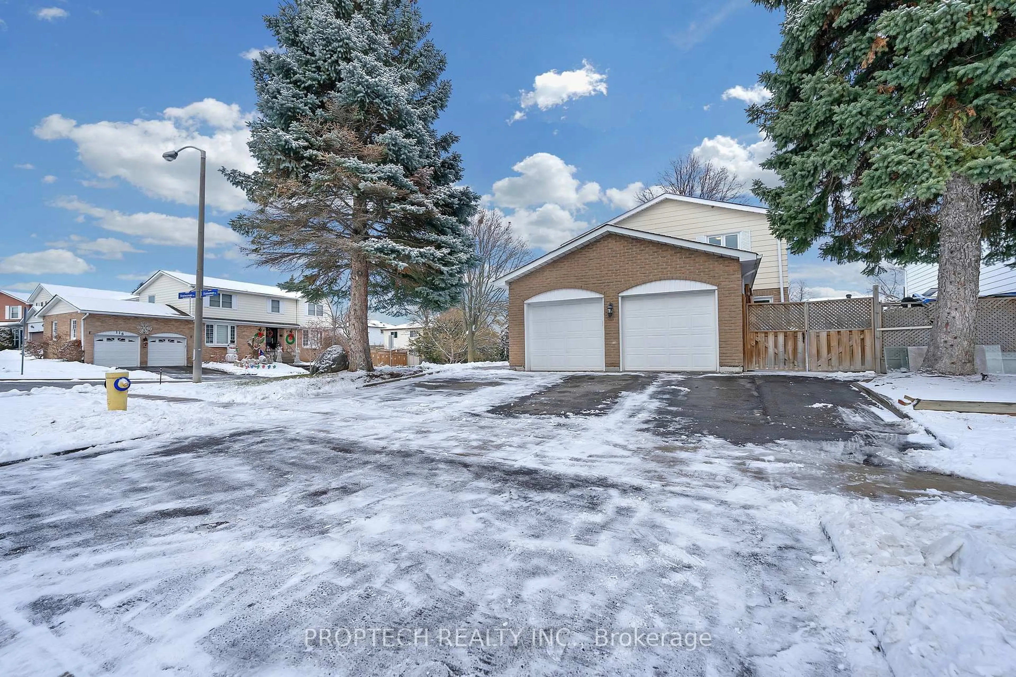 A pic from outside/outdoor area/front of a property/back of a property/a pic from drone, street for 2 Statesman Sq, Toronto Ontario M1S 4H6