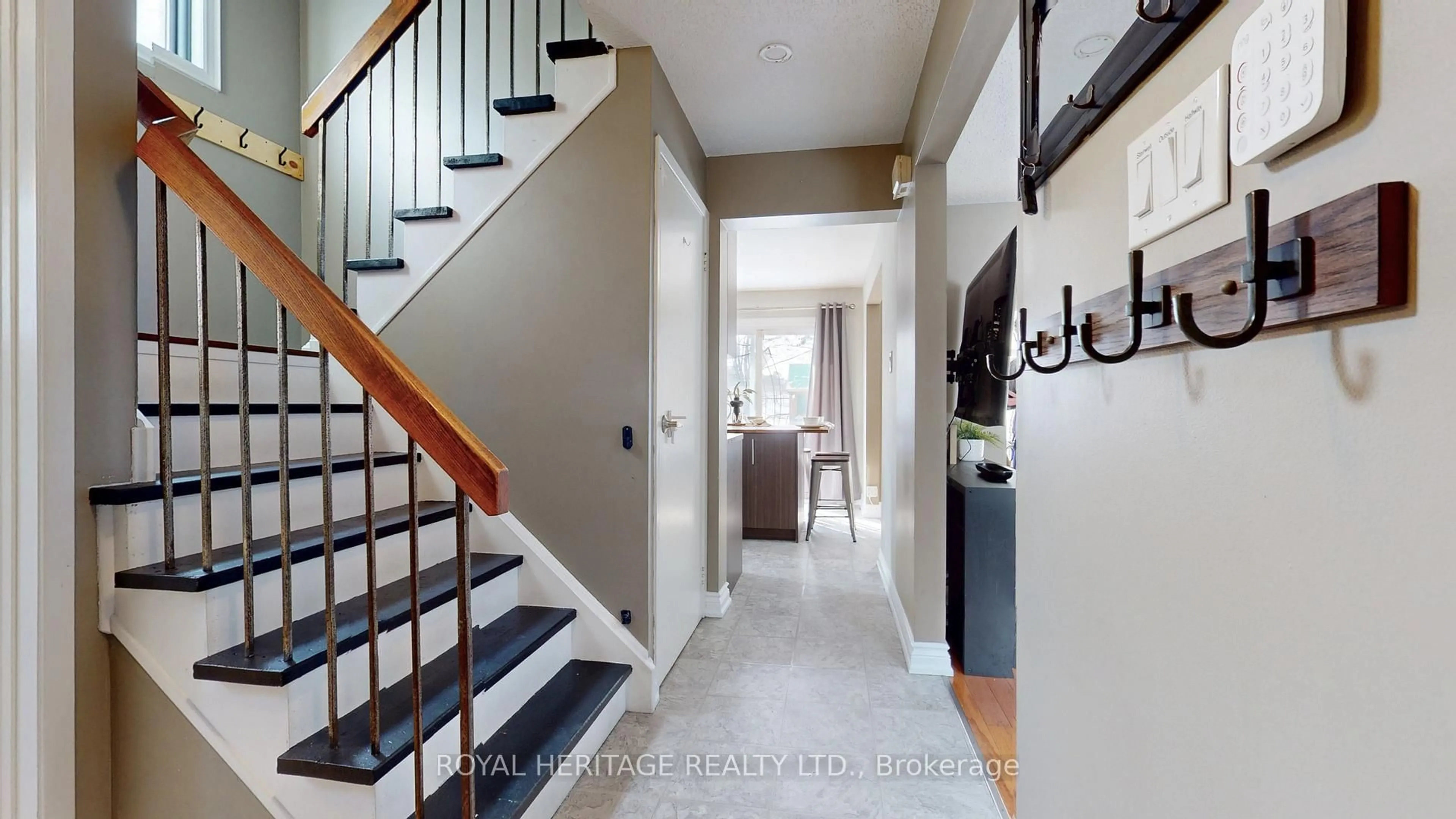 Indoor entryway for 636 Beckworth Sq, Pickering Ontario L1V 3X4