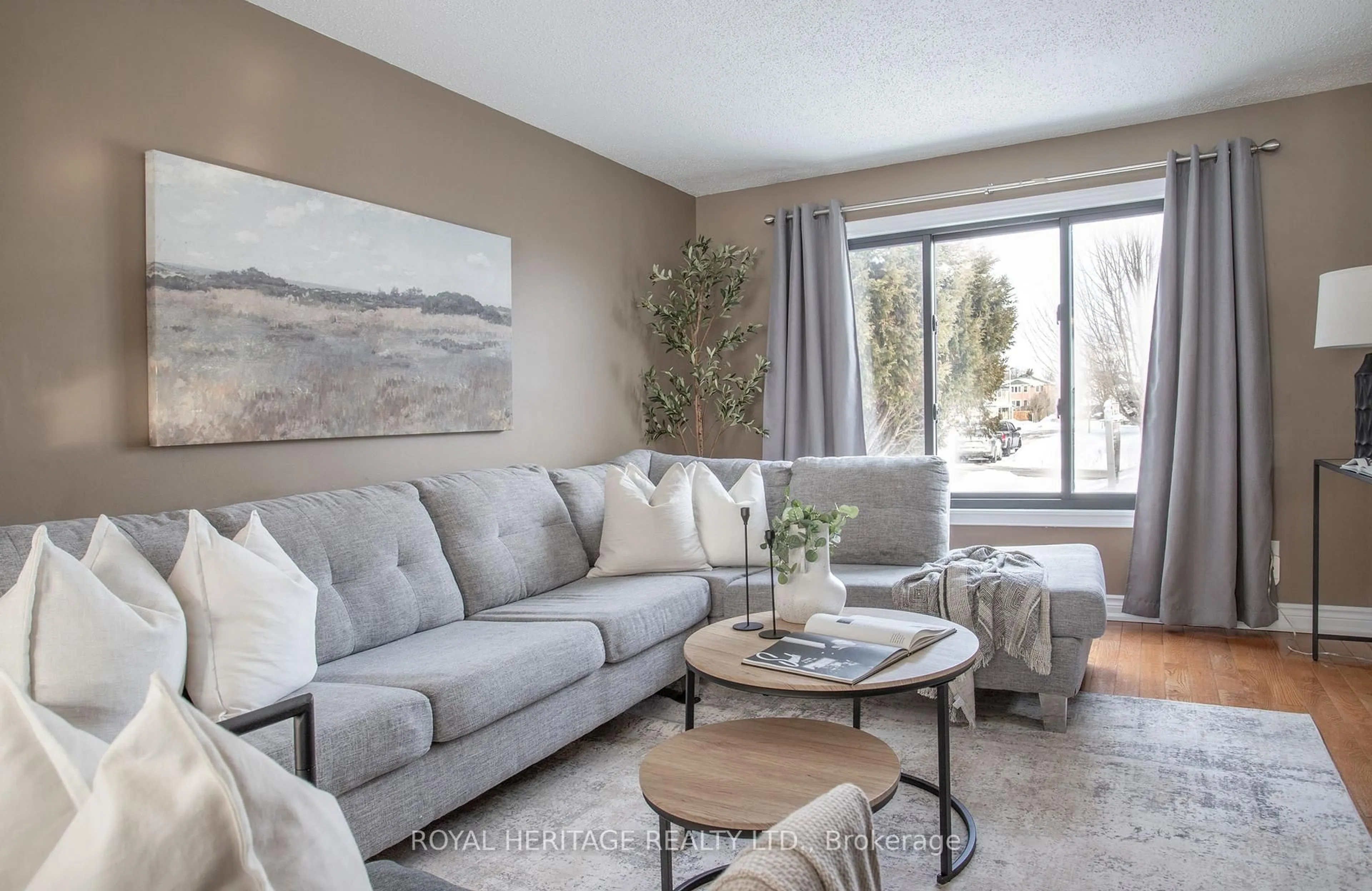 Living room with furniture, unknown for 636 Beckworth Sq, Pickering Ontario L1V 3X4