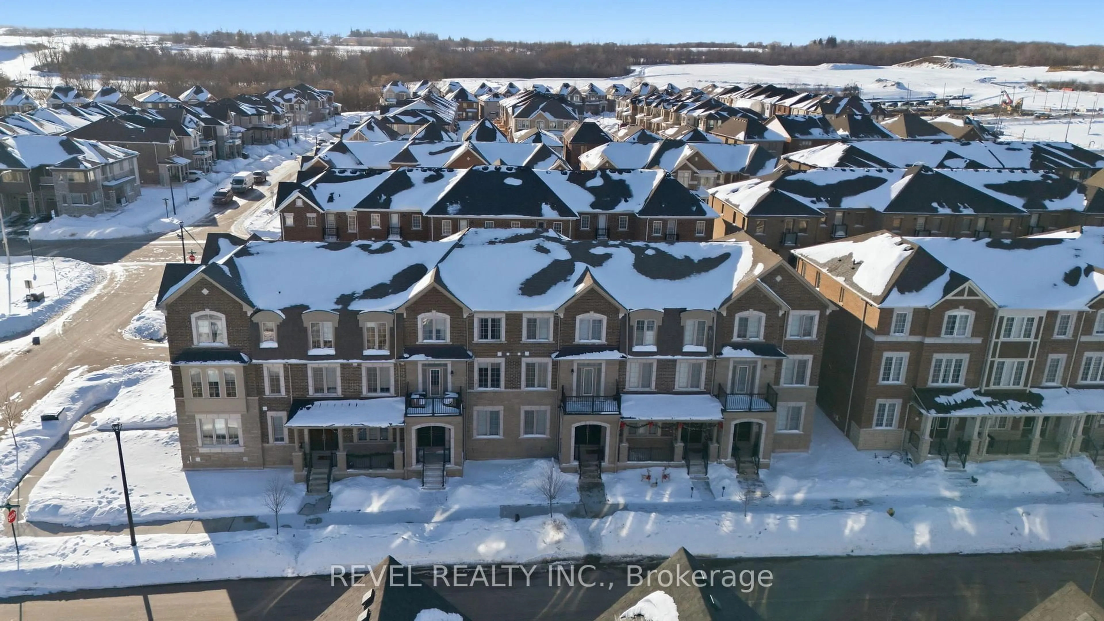 A pic from outside/outdoor area/front of a property/back of a property/a pic from drone, city buildings view from balcony for 3344 Thunderbird Prom, Pickering Ontario L1X 0N1