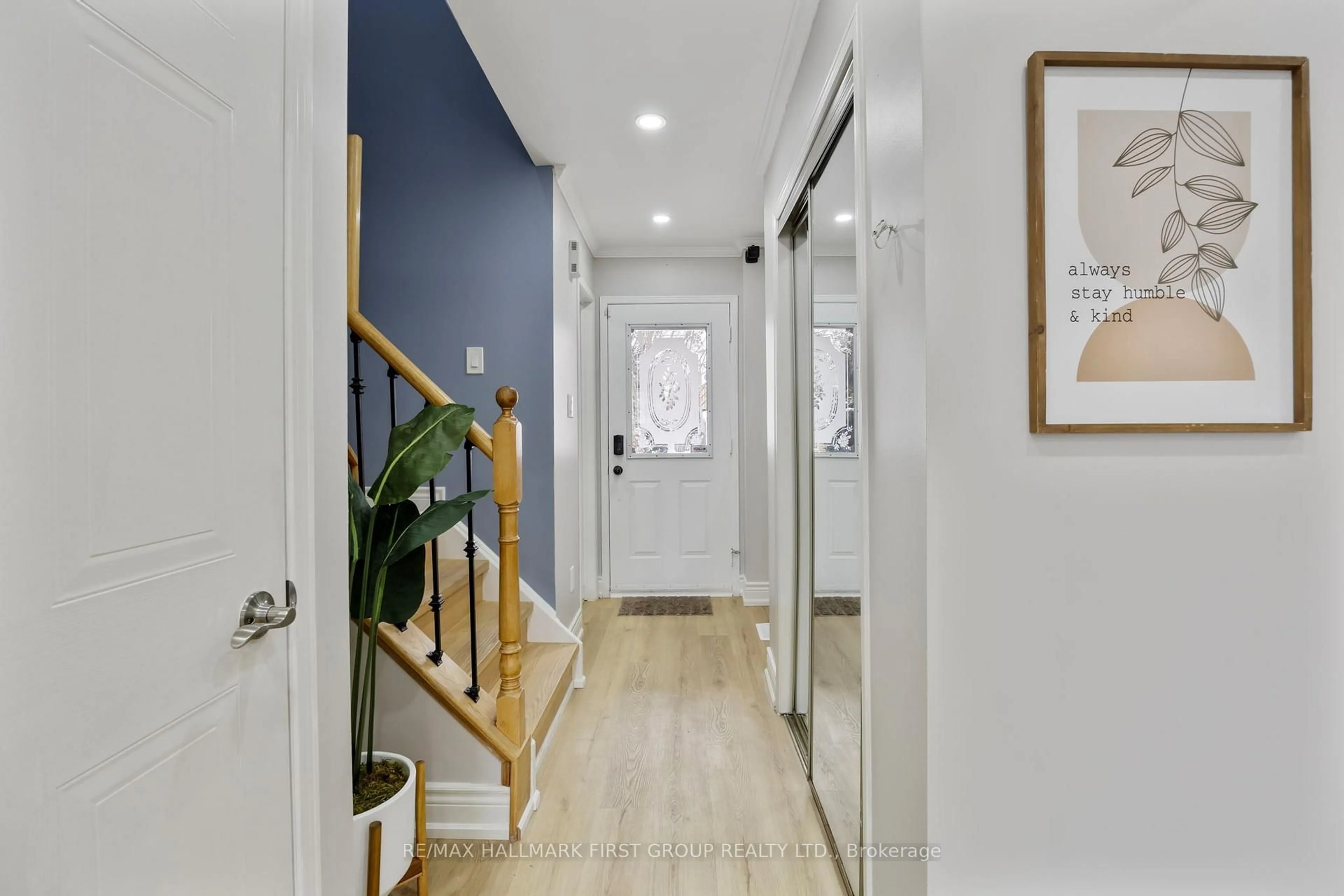 Indoor entryway for 27 Mccullock Cres, Ajax Ontario L1T 3X1