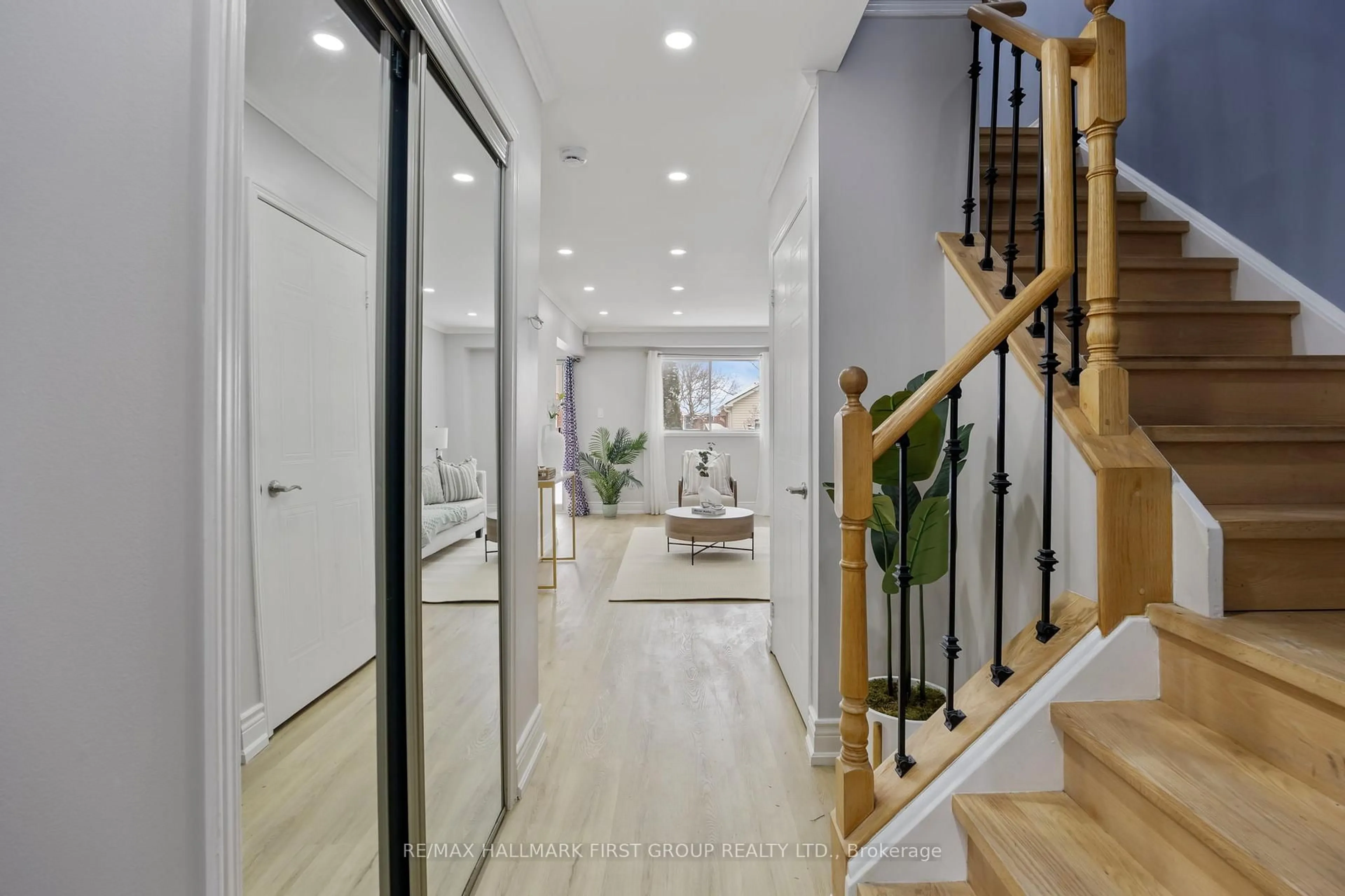 Indoor entryway for 27 Mccullock Cres, Ajax Ontario L1T 3X1