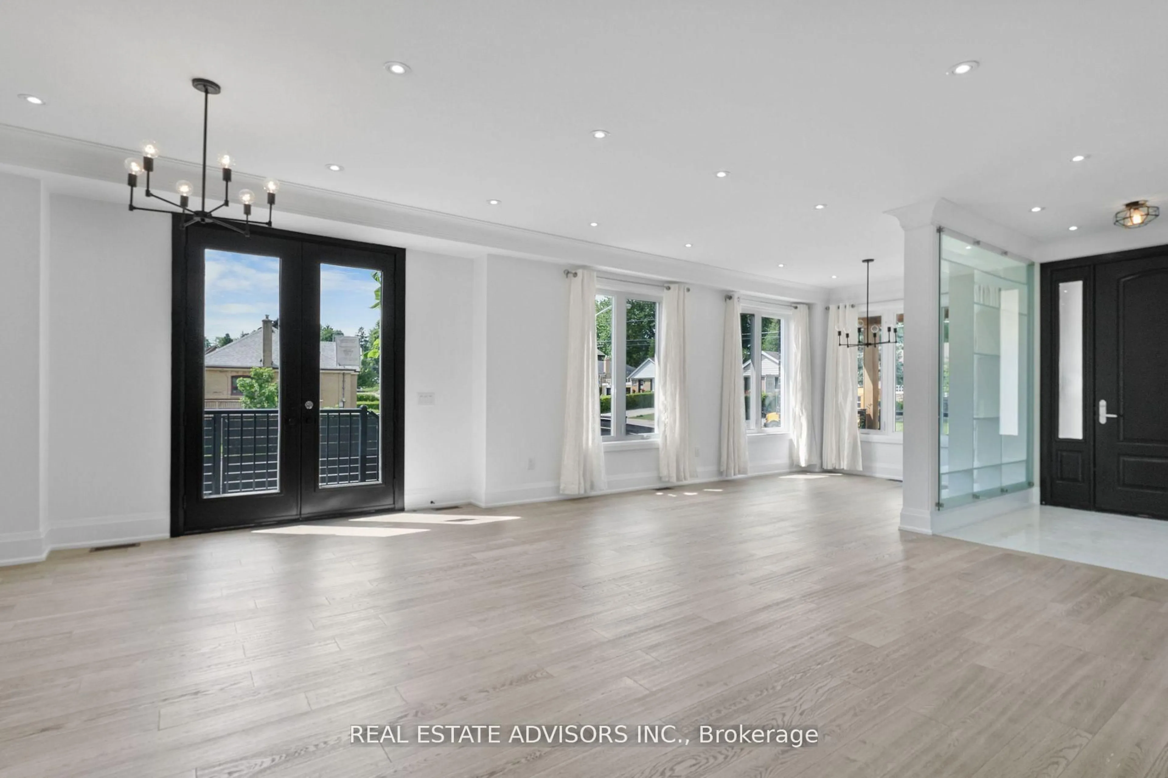 Indoor foyer for 69 Fenwood Hts, Toronto Ontario M1M 2W1