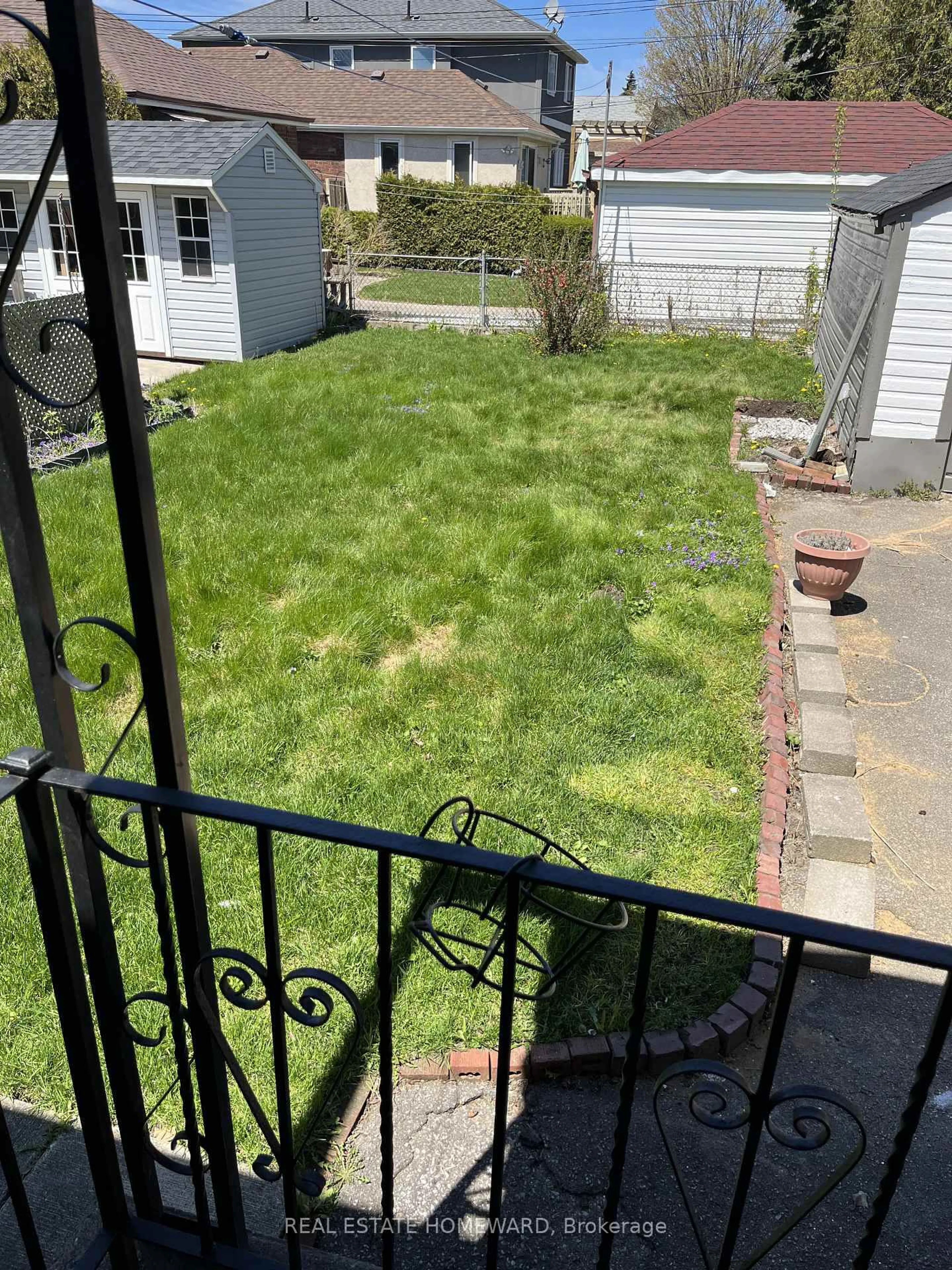 A pic from outside/outdoor area/front of a property/back of a property/a pic from drone, street for 322 Cosburn Ave, Toronto Ontario M4J 2M9