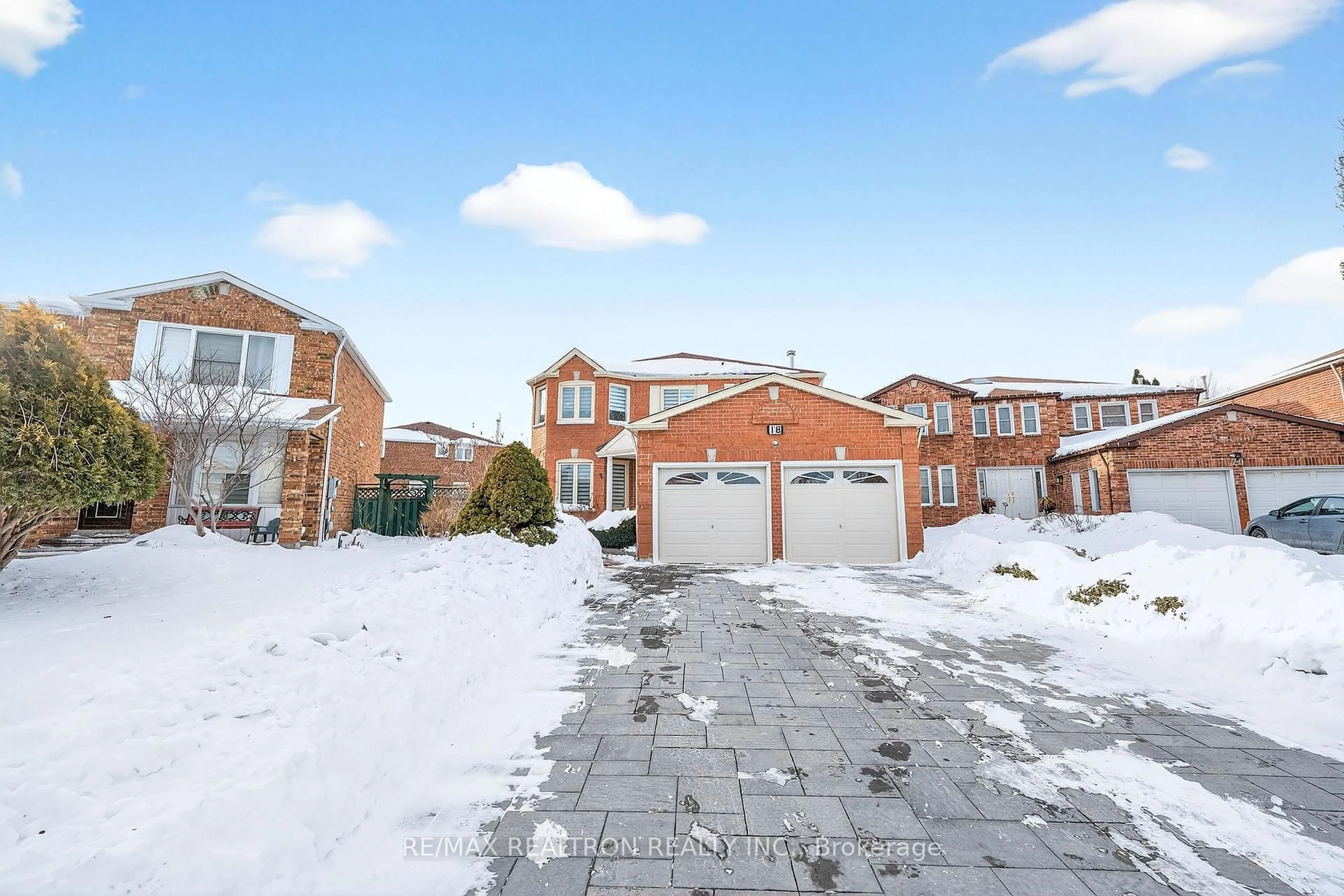 A pic from outside/outdoor area/front of a property/back of a property/a pic from drone, street for 18 Littleborough Crt, Toronto Ontario M1C 4S5