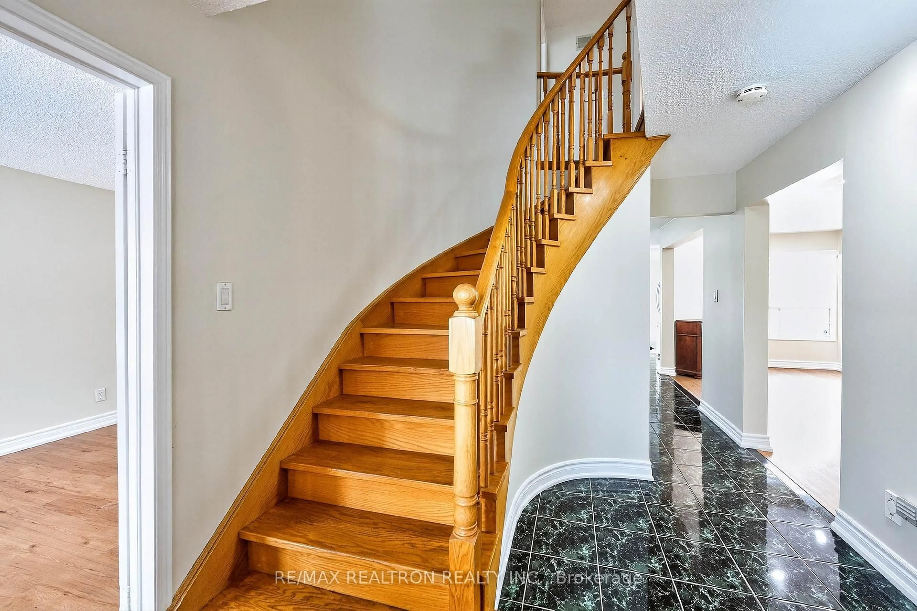 Stairs for 18 Littleborough Crt, Toronto Ontario M1C 4S5