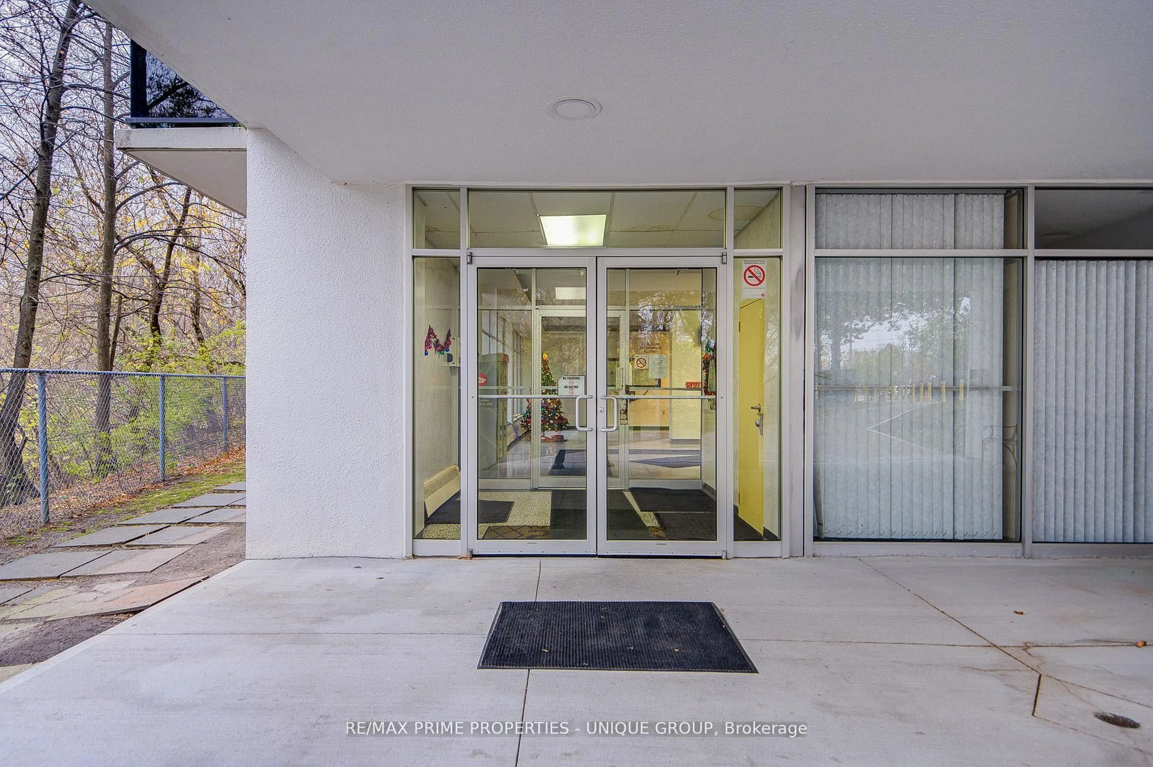 Indoor foyer for 2245 Eglinton Ave #606, Toronto Ontario M1K 2N3