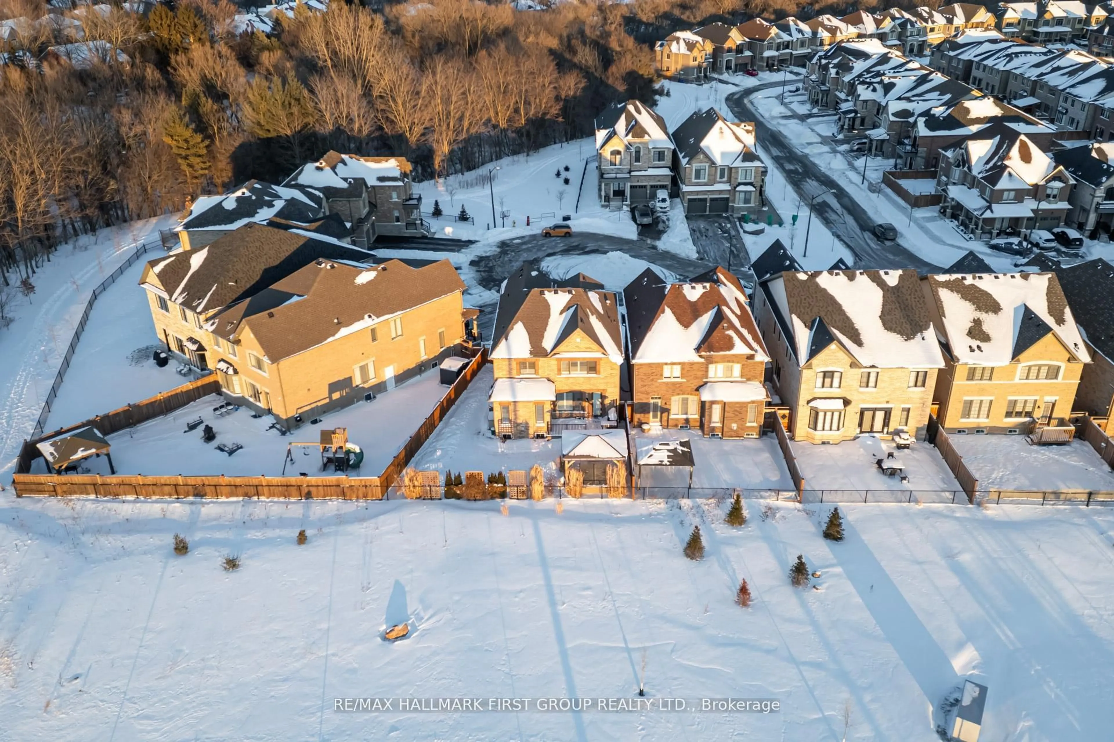 A pic from outside/outdoor area/front of a property/back of a property/a pic from drone, street for 20 Capstan Crt, Whitby Ontario L1P 0K5