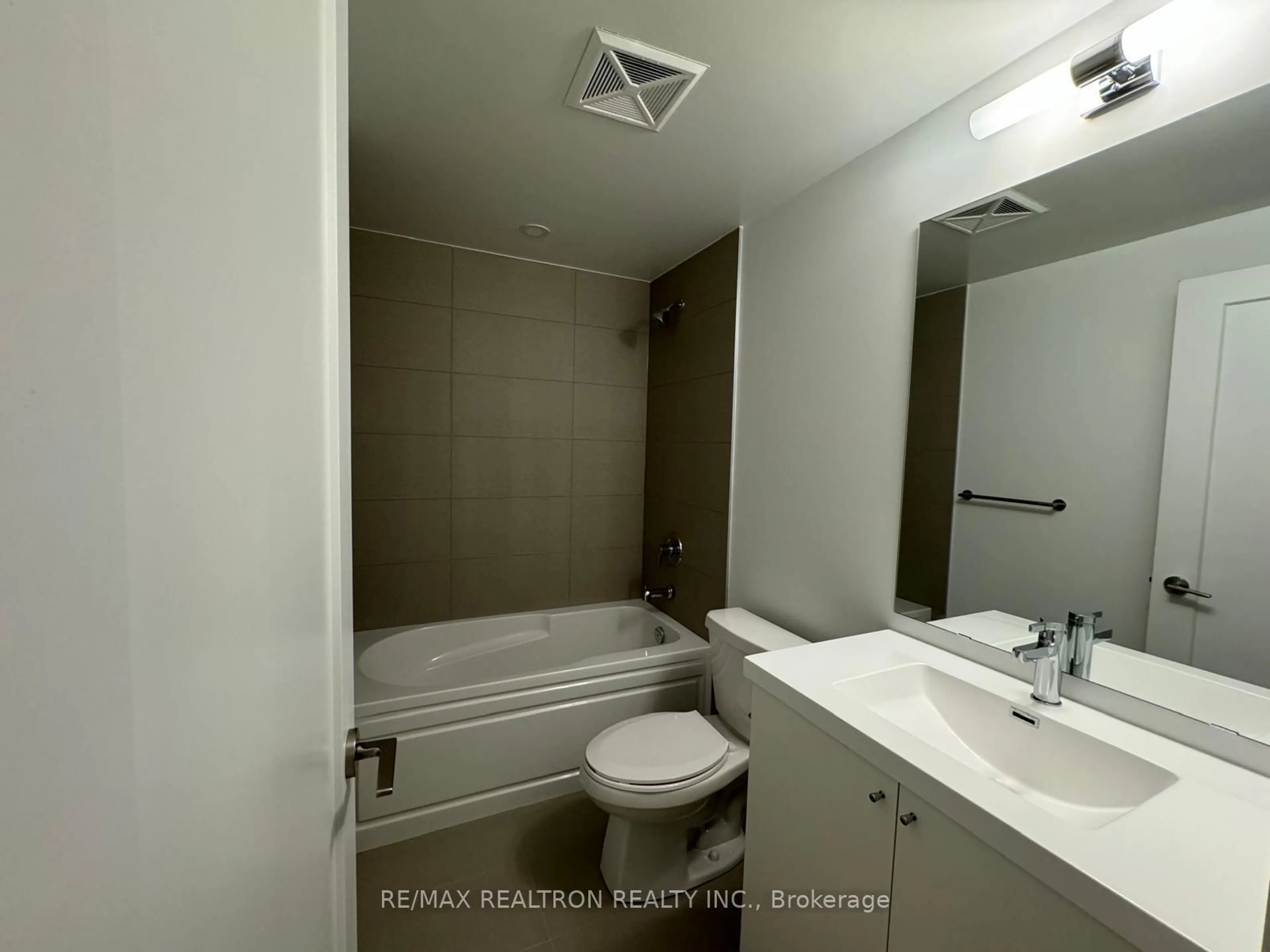 Standard bathroom, unknown for 2545 Simcoe St #338, Oshawa Ontario L1L 0W3