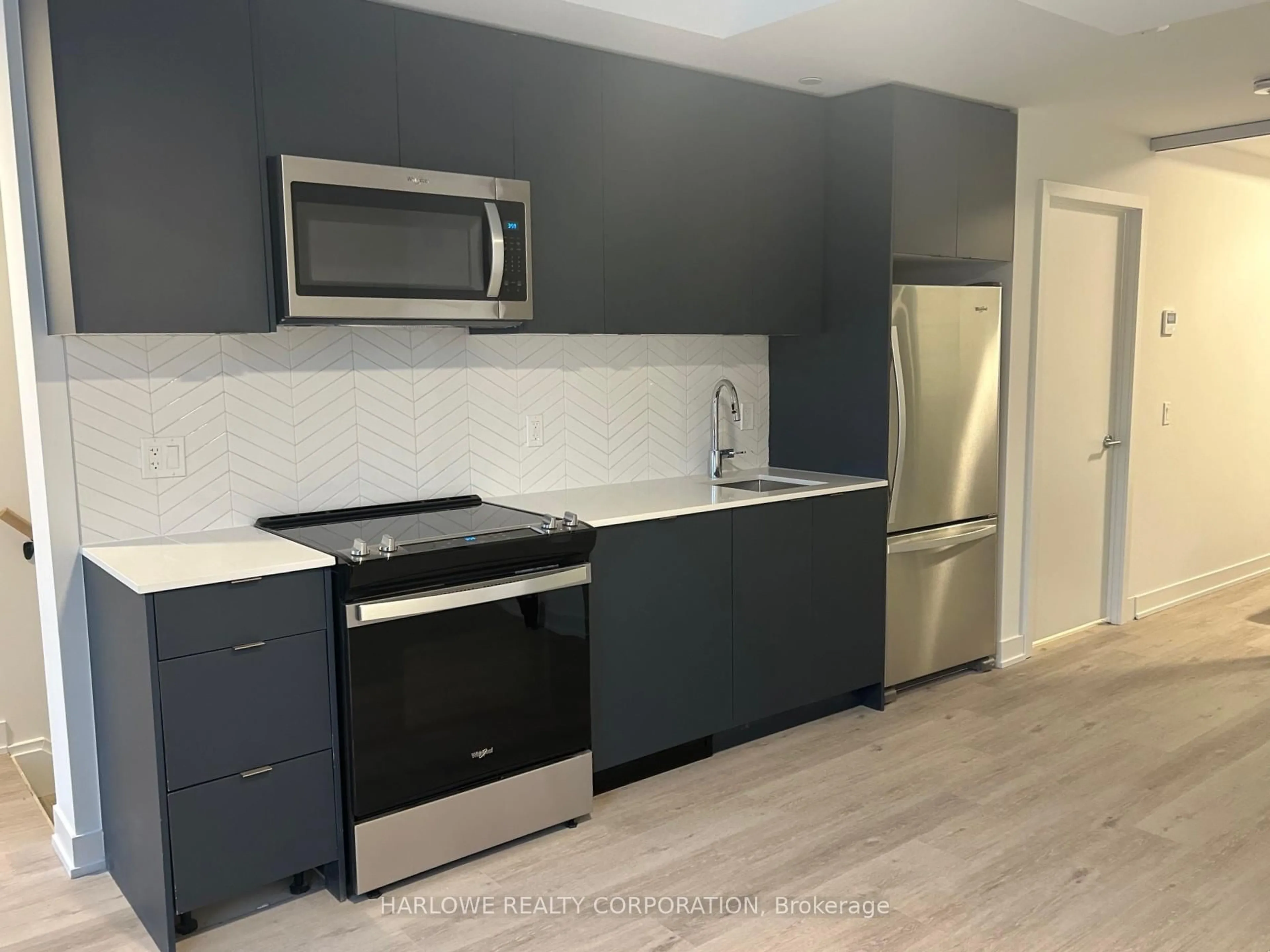 Standard kitchen, unknown for 1604 Charles St #126 B, Whitby Ontario L1N 1B9