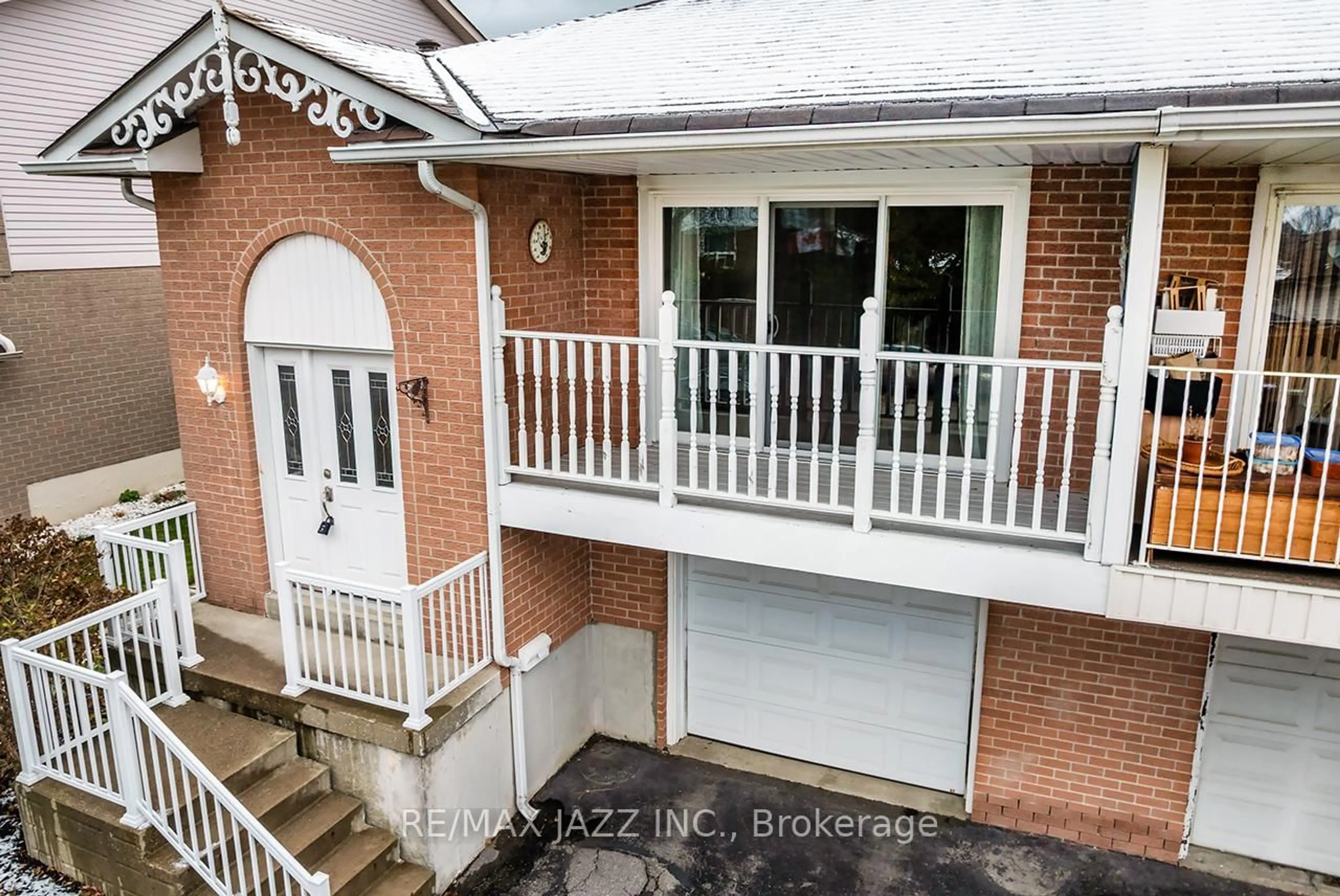 A pic from outside/outdoor area/front of a property/back of a property/a pic from drone, street for 1259 Sunningdale Ave, Oshawa Ontario L1H 8G6