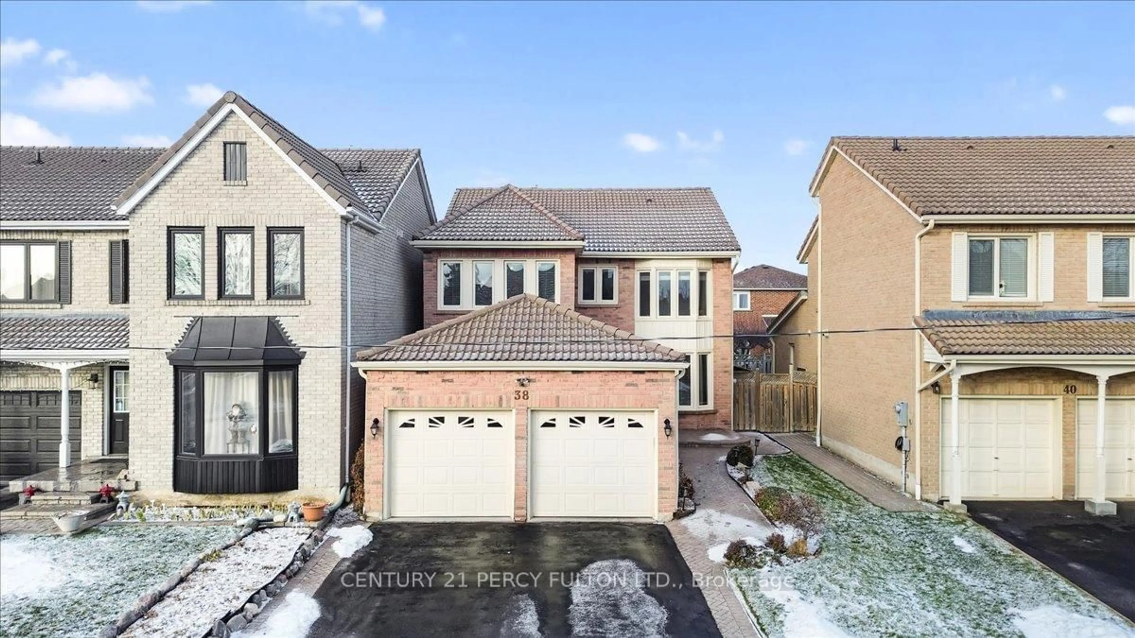 A pic from outside/outdoor area/front of a property/back of a property/a pic from drone, street for 38 Carlisle Cres, Toronto Ontario M1B 4X5