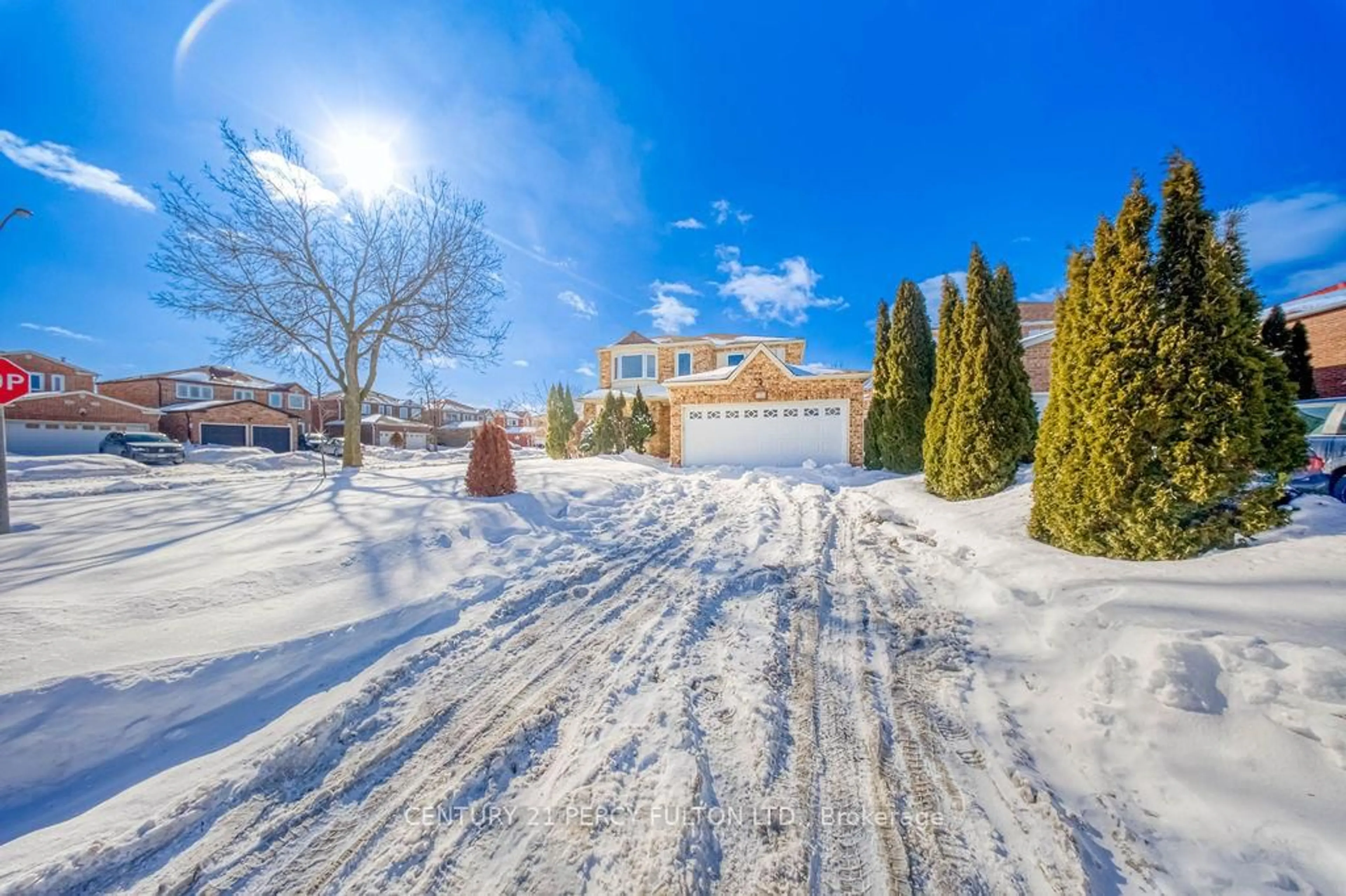 A pic from outside/outdoor area/front of a property/back of a property/a pic from drone, street for 2 Littleborough Crt, Toronto Ontario M1C 4S6