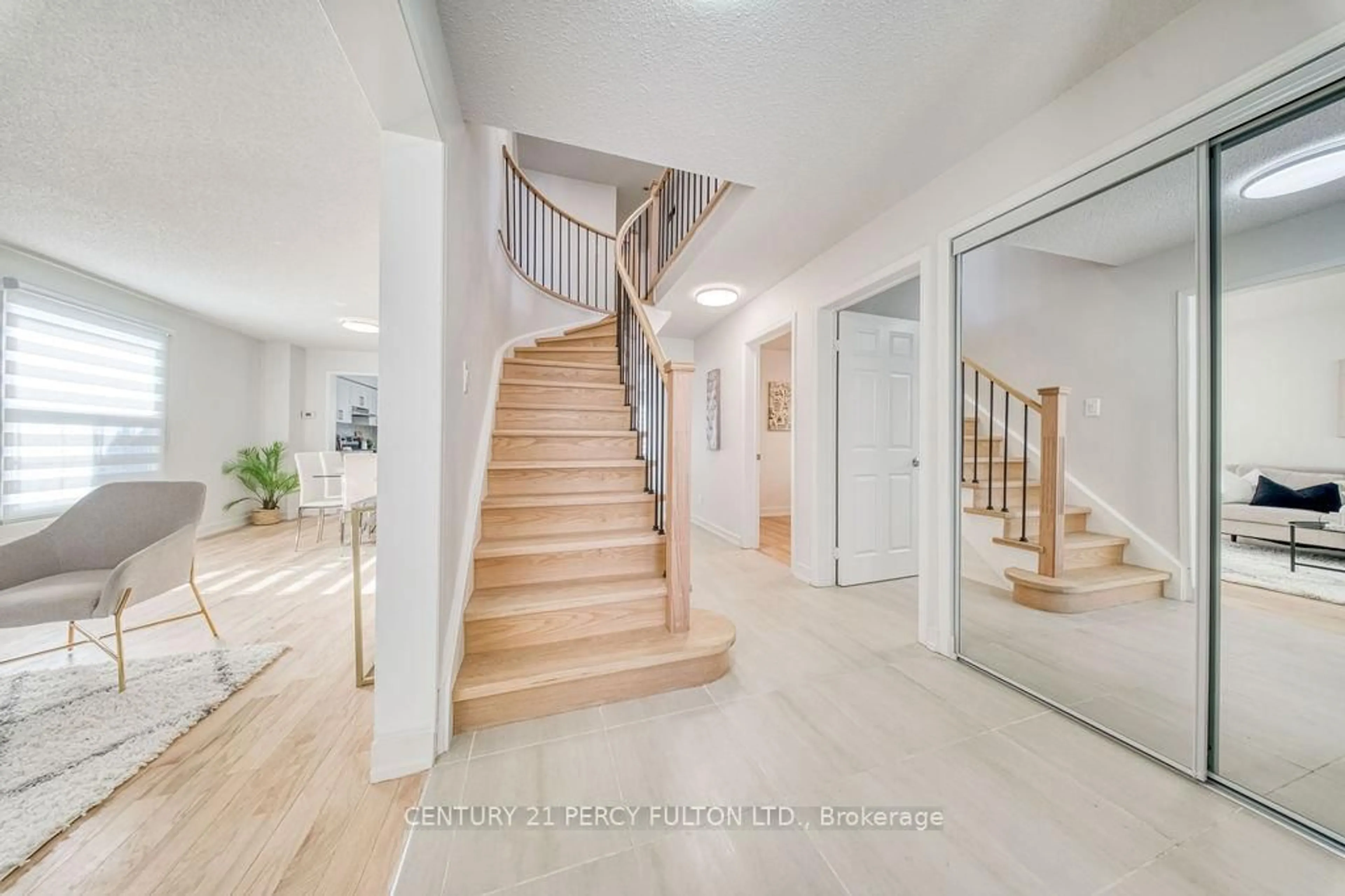 Indoor foyer for 2 Littleborough Crt, Toronto Ontario M1C 4S6