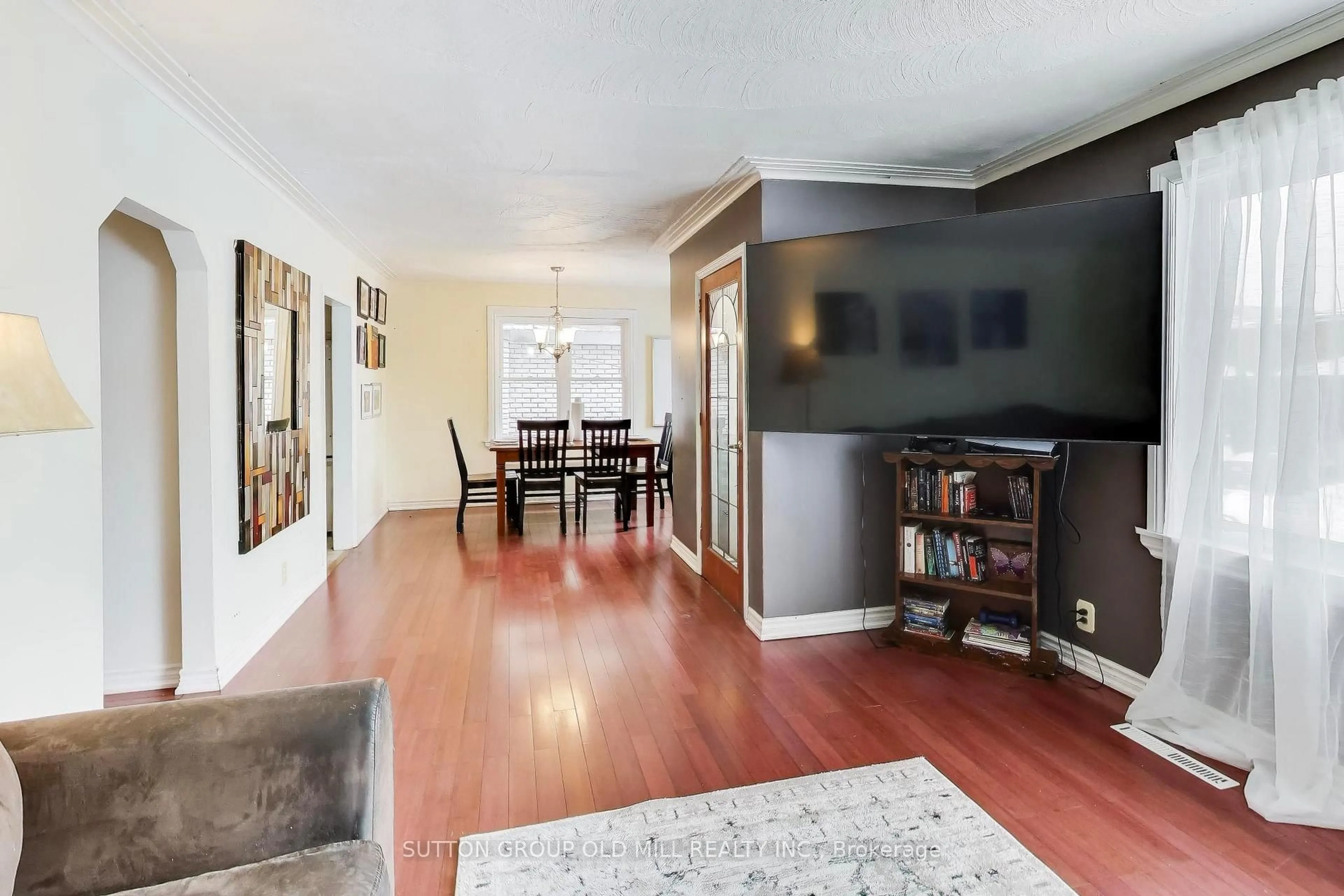 Living room with furniture, wood/laminate floor for 33 Mystic Ave, Toronto Ontario M1L 4G8