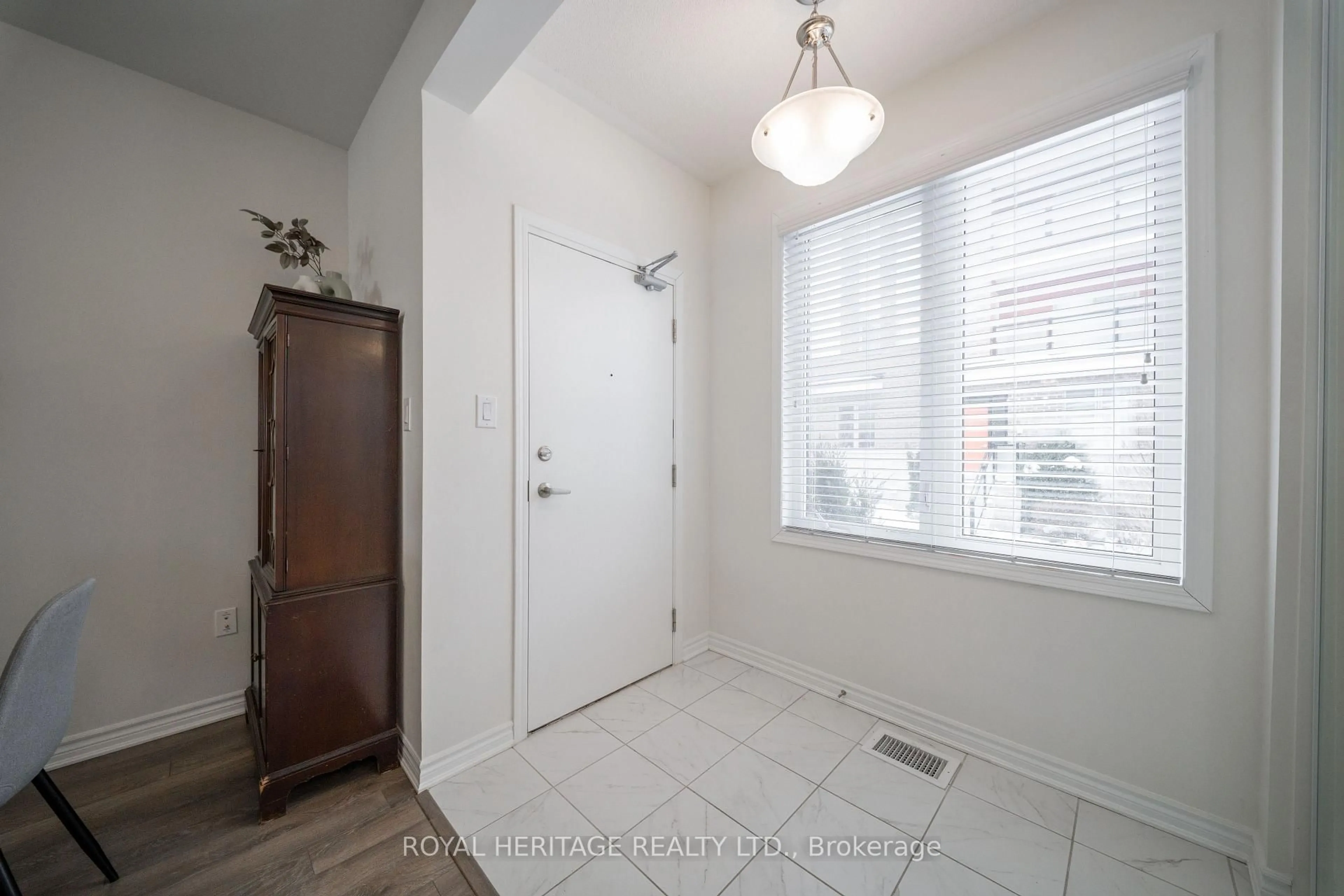 Indoor entryway for 1148 Dragonfly Ave #512, Pickering Ontario L1X 0H5