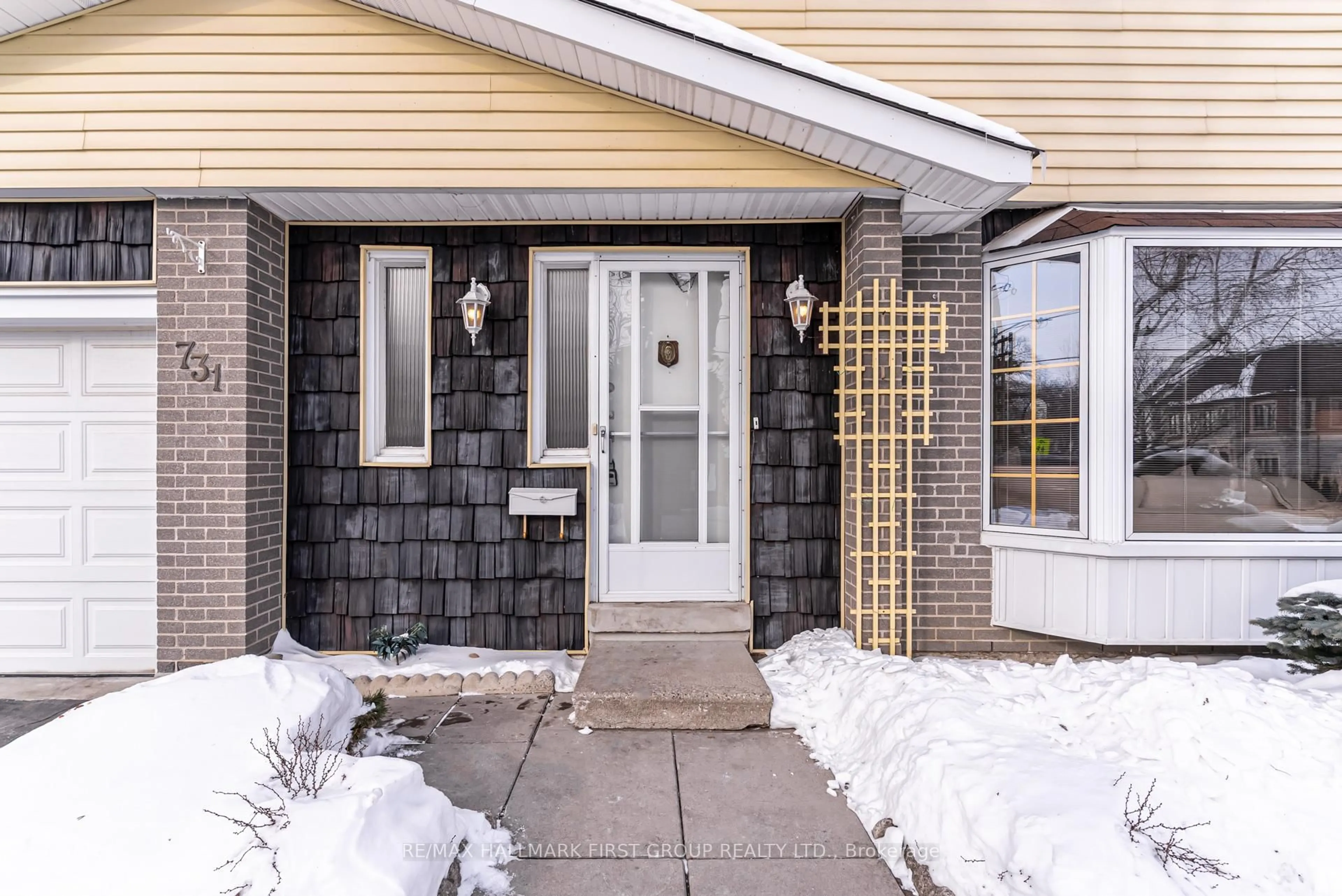 Indoor entryway for 731 Breezy Dr, Pickering Ontario L1W 2X6