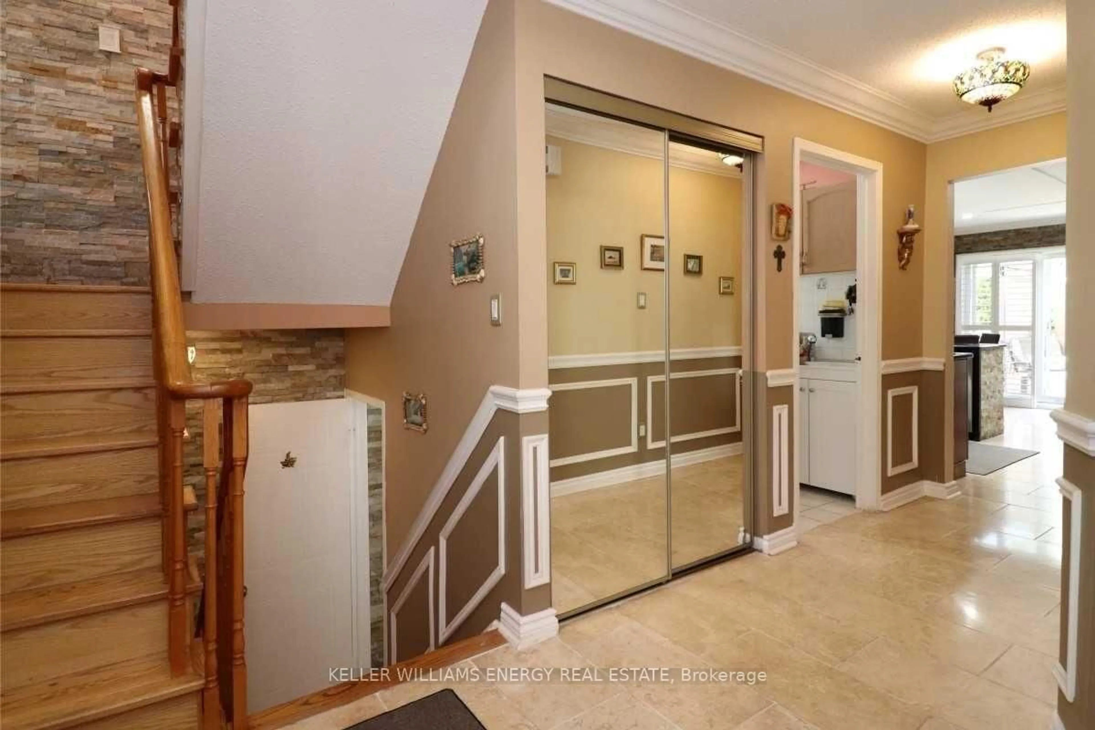 Indoor foyer for 2271 Wildwood Cres, Pickering Ontario L1X 2R7