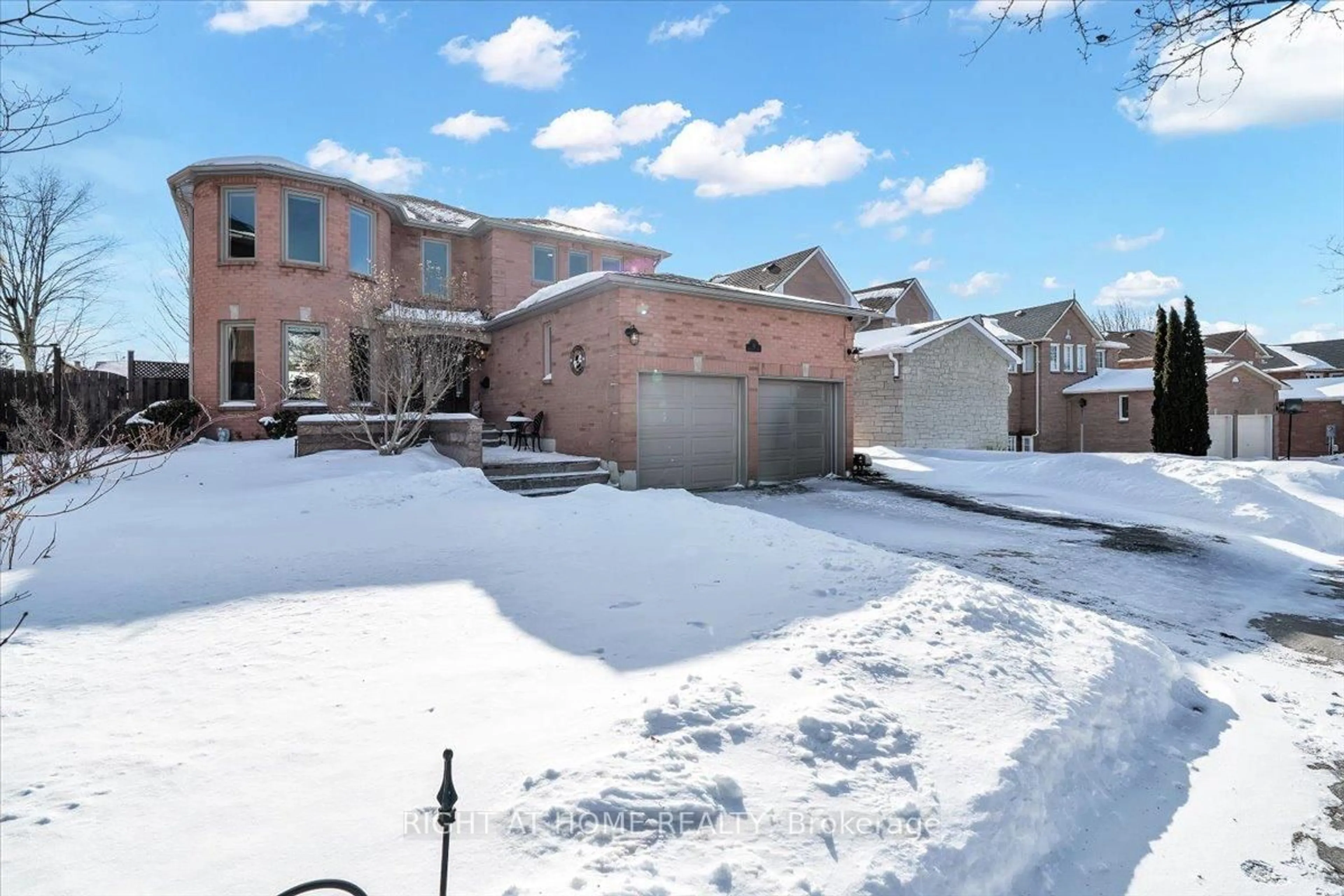 A pic from outside/outdoor area/front of a property/back of a property/a pic from drone, street for 33 Willcocks Cres, Ajax Ontario L1T 3L9